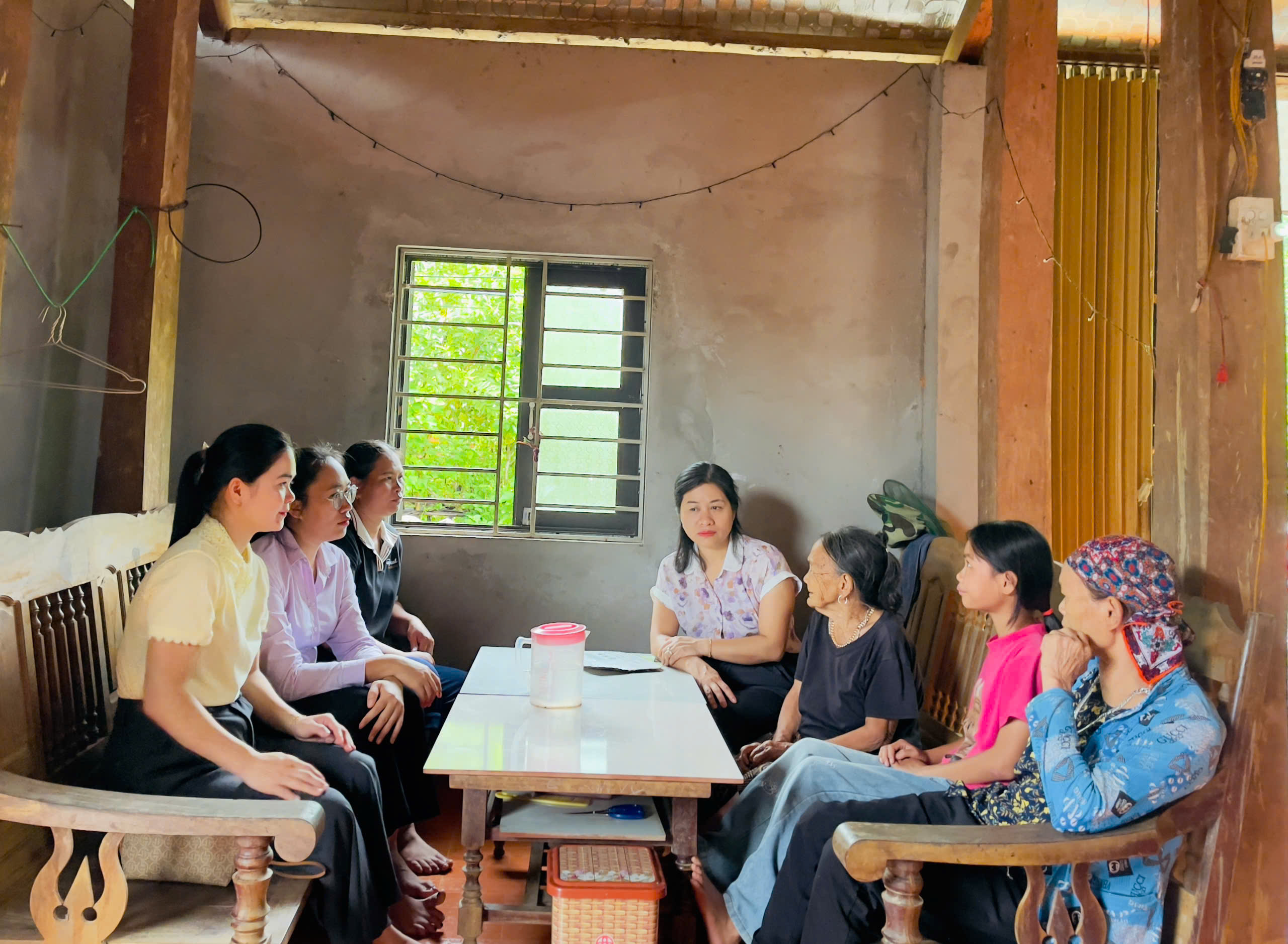 Bí thư Đảng ủy xã Kiên Đài thăm, nắm tình hình an sinh tại các gia đình có hoàn cảnh đặc biệt khó khăn