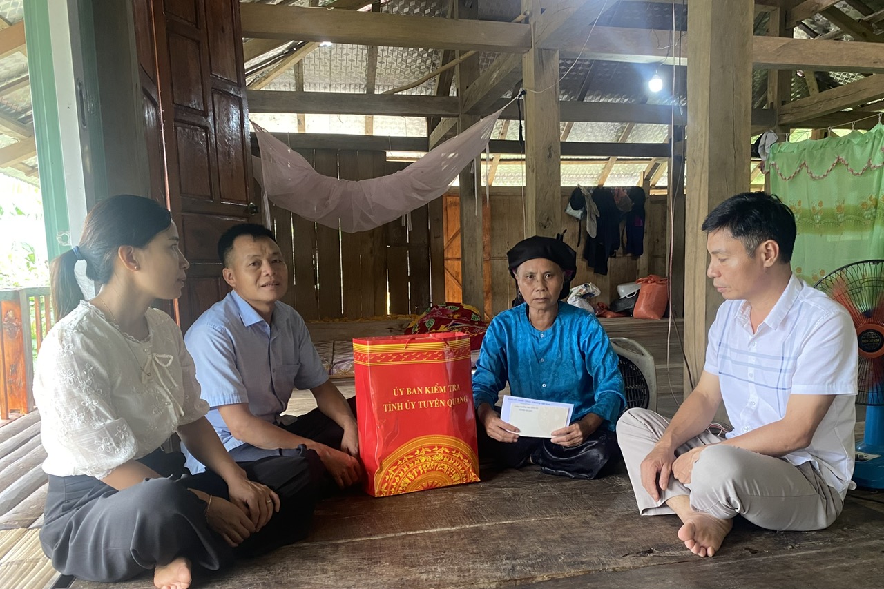 VƯỢT CON ĐƯỜNG GIAN KHÓ, MANG TÌNH NGHĨA THÁNG BẢY ĐẾN VỚI NGƯỜI CÓ CÔNG