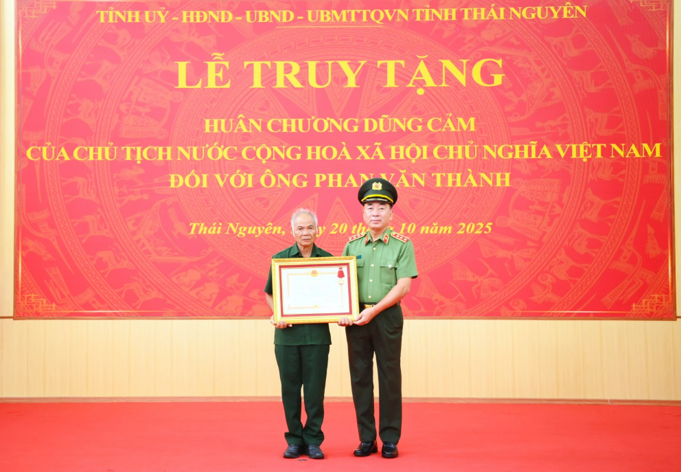 Truy tặng Huân chương Dũng cảm của Chủ tịch nước đối với ông Phan Văn Thành, Tổ trưởng Tổ bảo vệ an ninh, trật tự xóm Xuân Hà 1, xã Thành Công, tỉnh Thái Nguyên