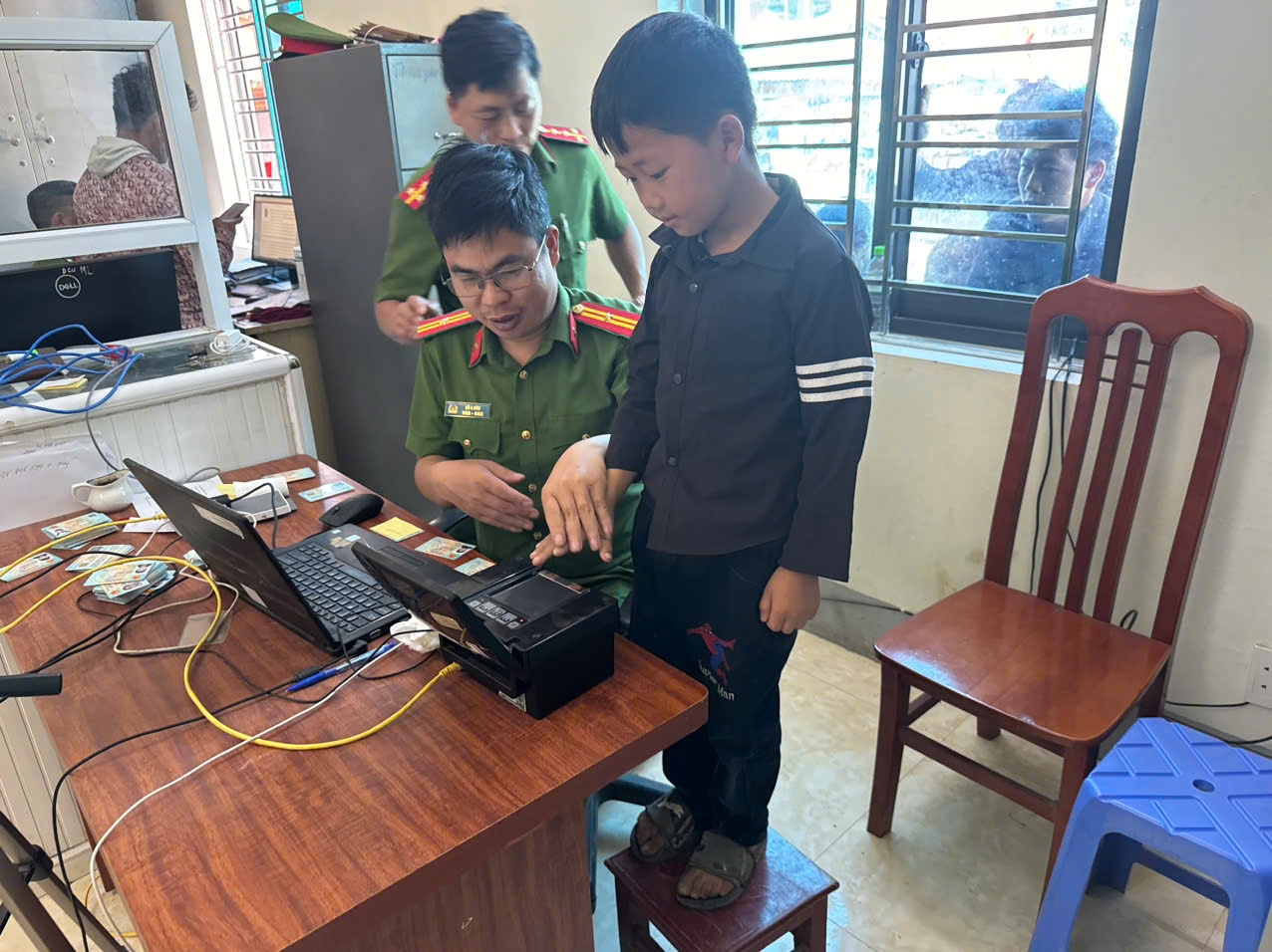 CÔNG AN XÃ LŨNG CÚ TIẾP TỤC TĂNG CƯỜNG THU NHẬN HỒ SƠ CĂN CƯỚC, ĐỊNH DANH ĐIỆN TỬ CHO HỌC SINH TRÊN ĐỊA BÀN XÃ LŨNG CÚ