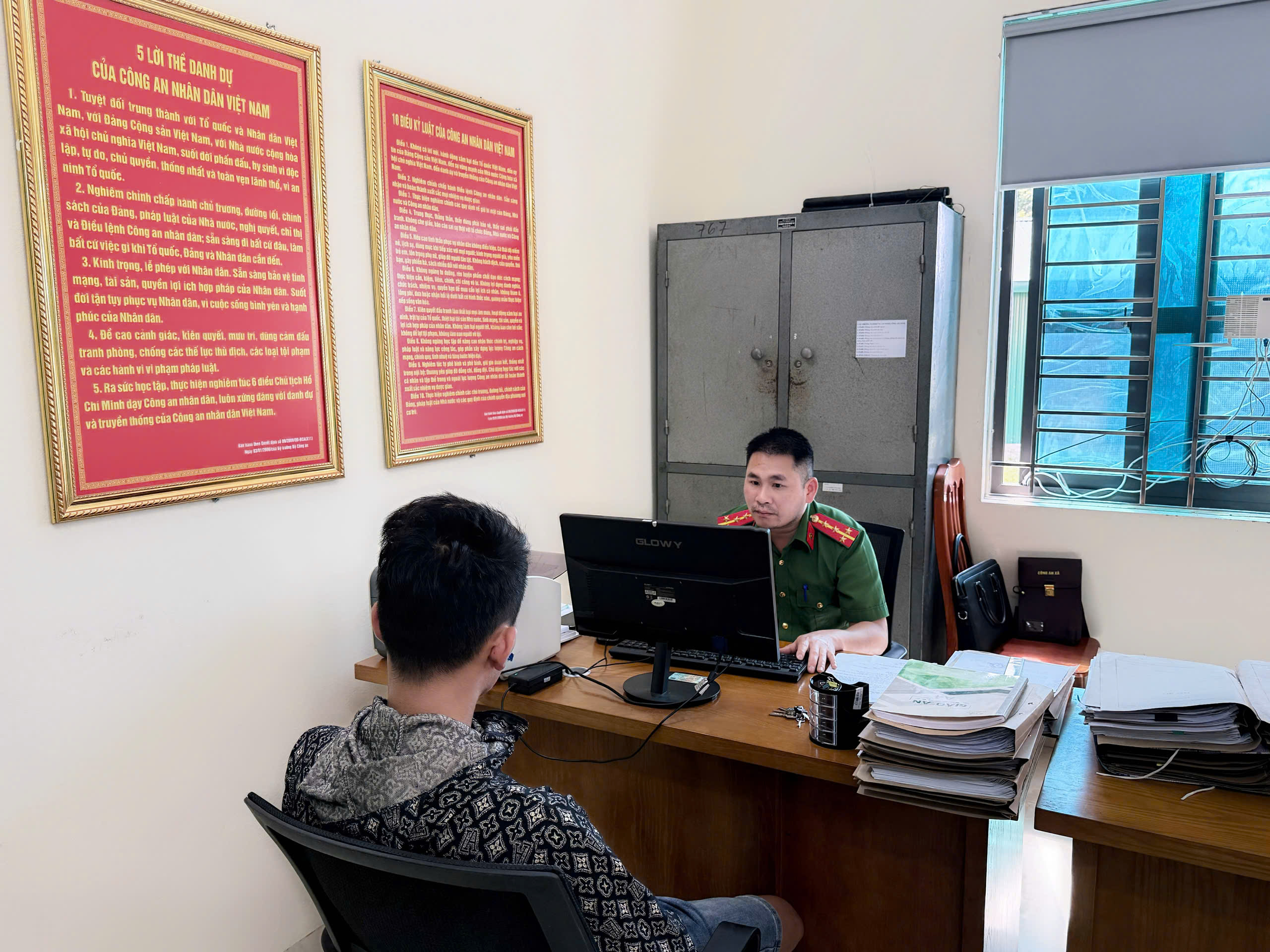 XỬ PHẠT NAM THANH NIÊN ĐĂNG BÌNH LUẬN XÚC PHẠM LỰC LƯỢNG CÔNG AN TRÊN MẠNG XÃ  HỘI