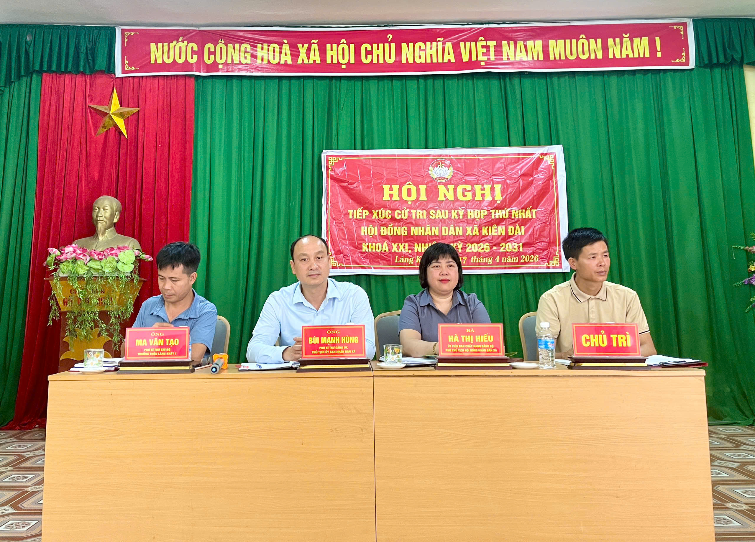 Chủ tịch UBND xã Bùi Mạnh Hùng cùng tổ đại biểu tiếp xúc cử tri tại thôn Khun Vìn và Làng Khây 1.