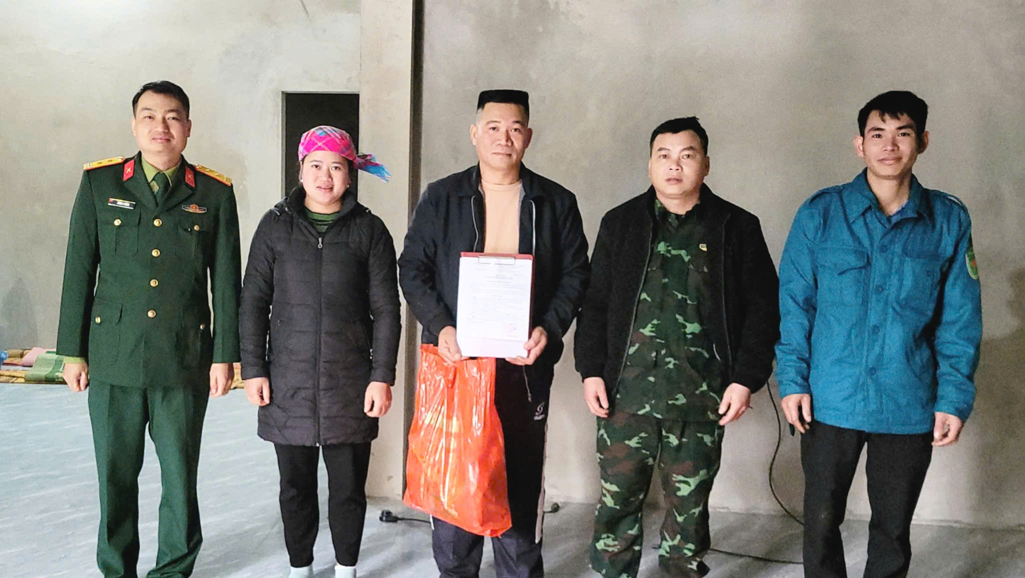 Xã Tát Ngà tổ chức thăm hỏi, động viên, phát lệnh gọi công dân nhập ngũ năm 2026