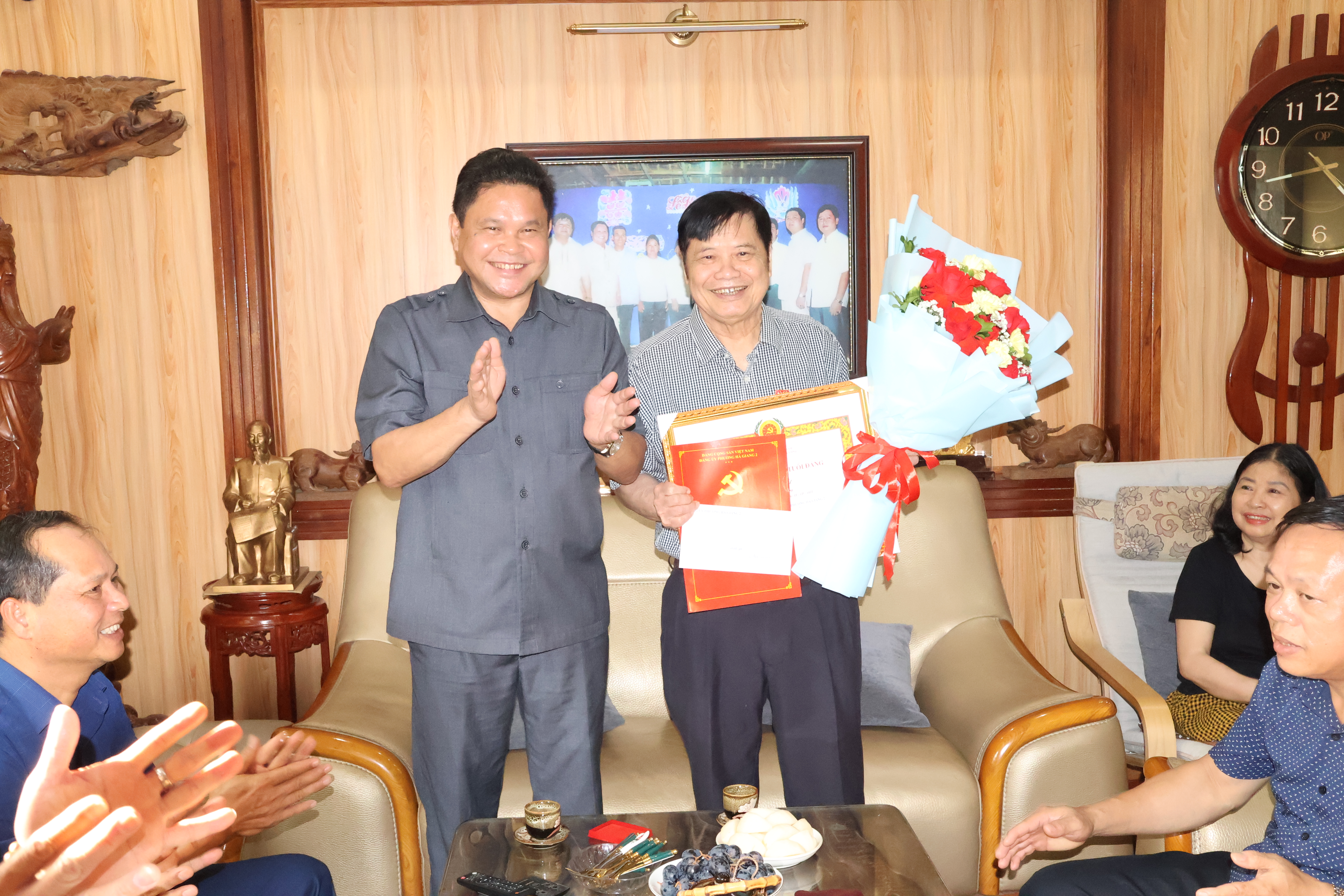 Trao Huy hiệu 50 năm tuổi Đảng cho nguyên Bí thư Tỉnh ủy Hà Giang Hoàng Minh Nhất