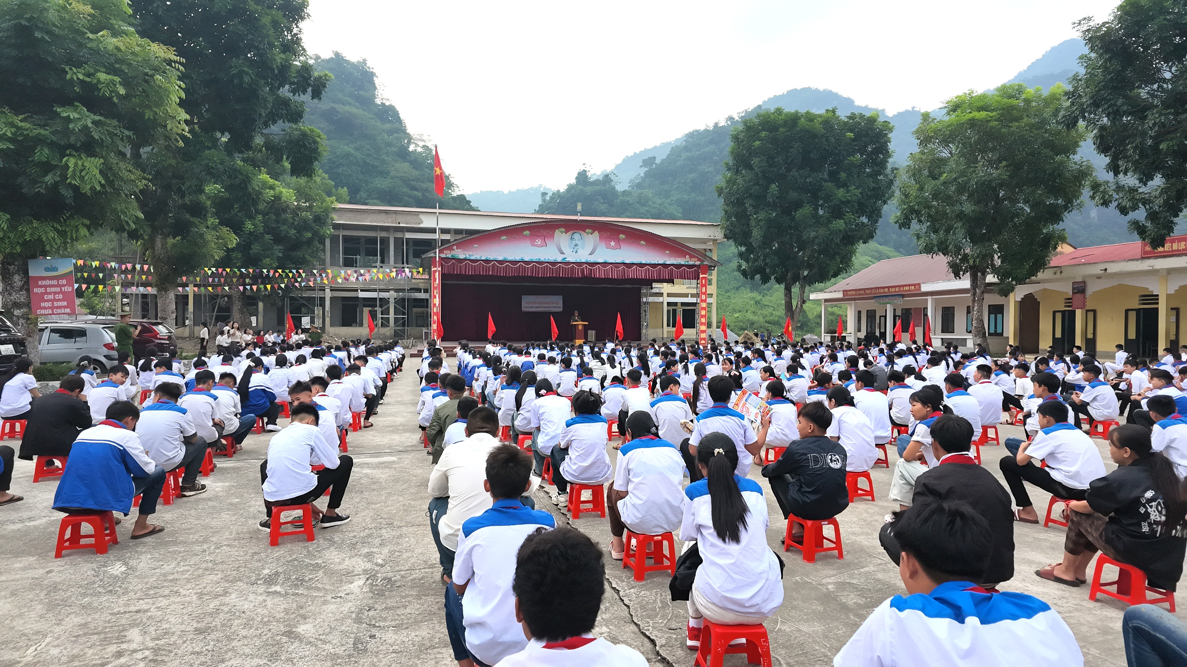 Công an xã Linh Hồ tuyên truyền, phổ biến, giáo dục pháp luật tại Trường Tiểu học và THCS Ngọc Linh