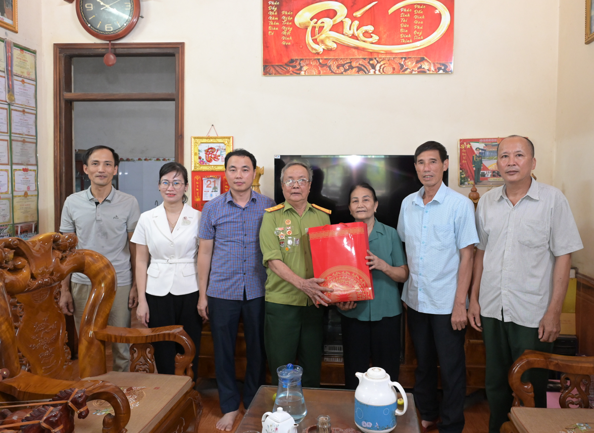 Lãnh đạo xã Hàm Yên thăm, tặng quà thương binh, bệnh binh, gia đình người có công nhân kỷ niệm Ngày Thương binh - Liệt sĩ 27/7