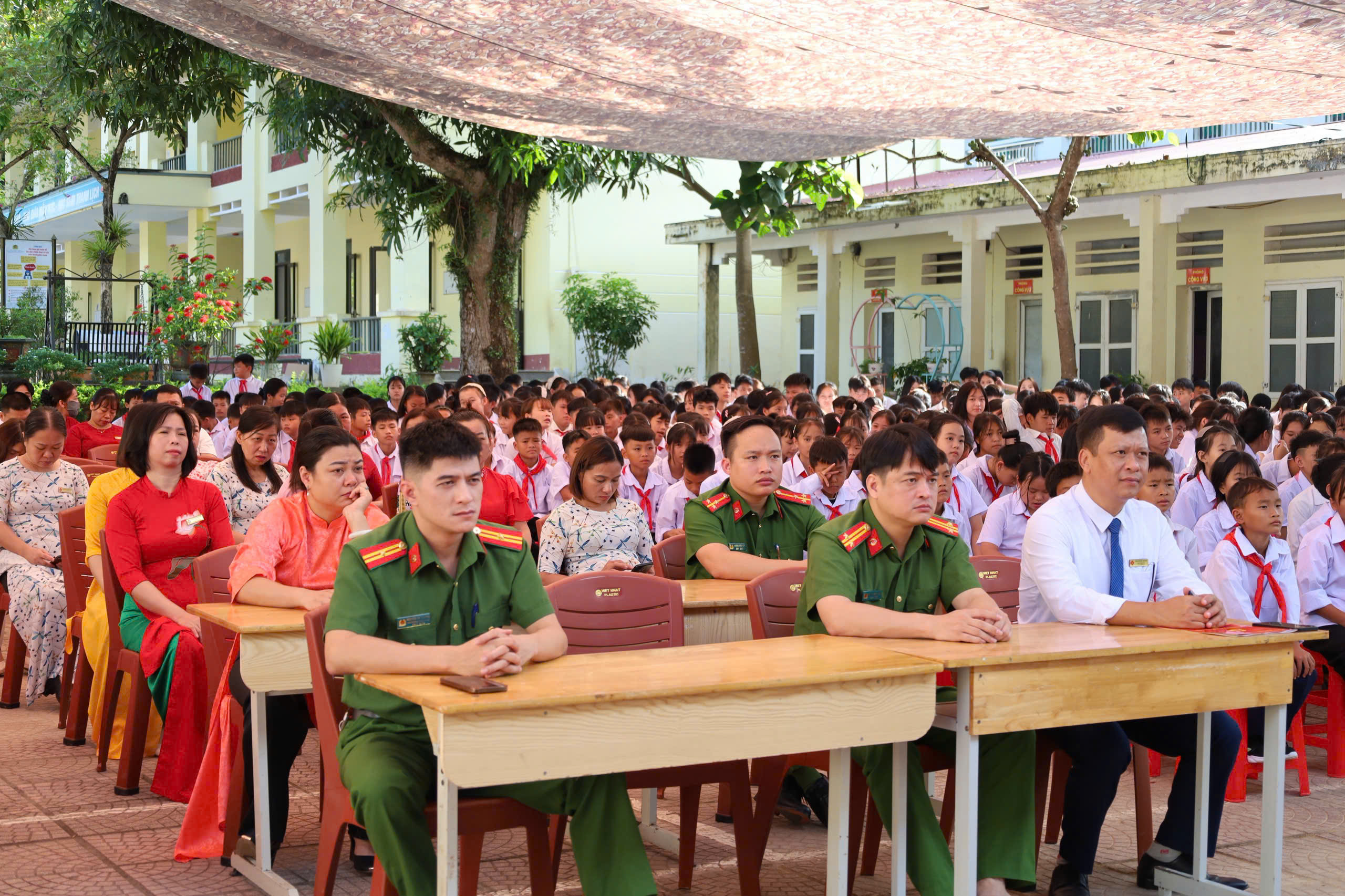 CÔNG AN XÃ MINH NGỌC PHỐI HỢP PHÒNG CẢNH SÁT KINH TẾ TUYÊN TRUYỀN PHÁP LUẬT TẠI TRƯỜNG THCS & THPT MINH NGỌC