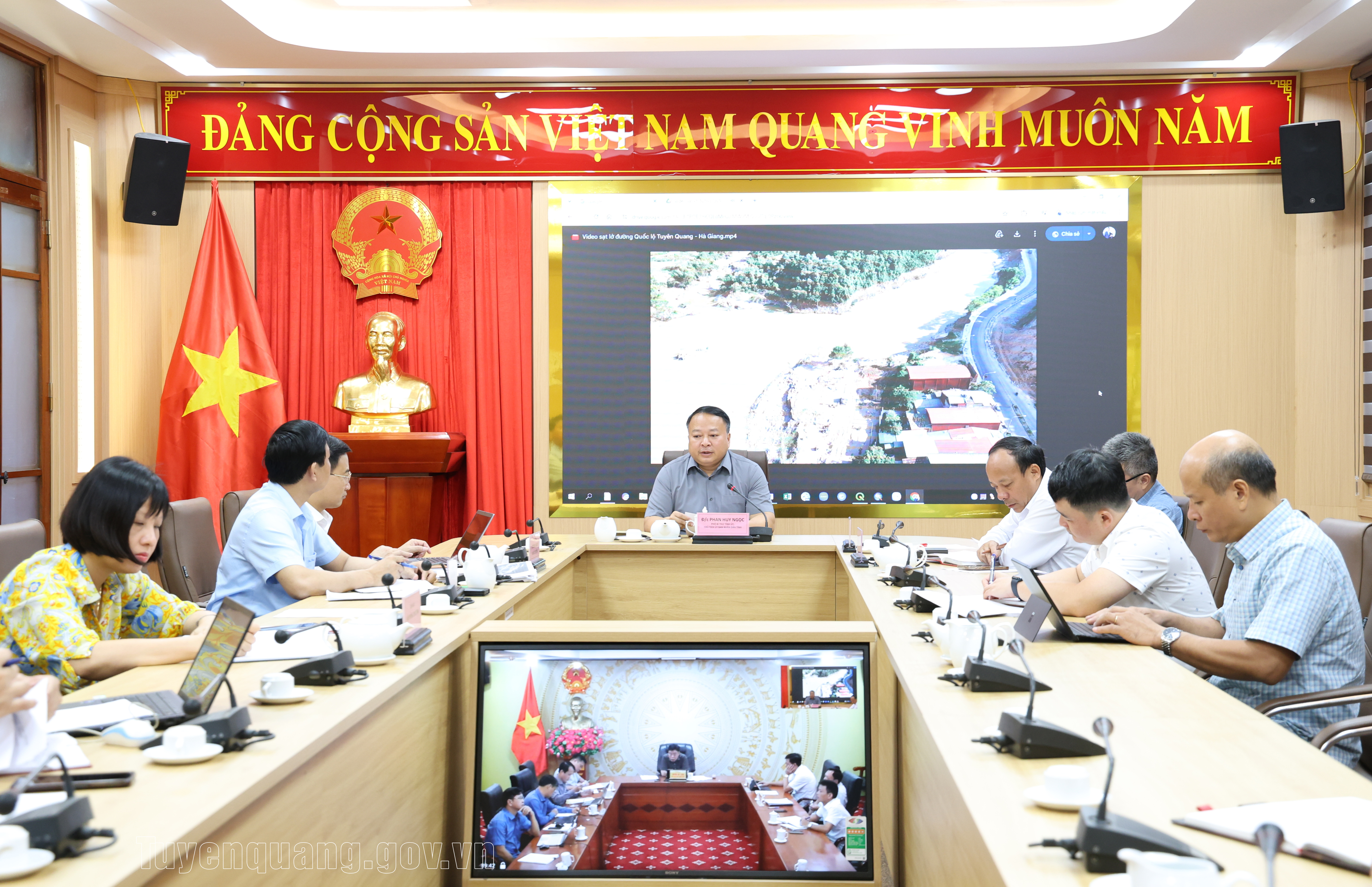 Chủ tịch UBND tỉnh Phan Huy Ngọc chủ trì họp nghe báo cáo về kết quả xử lý sai phạm do lấn chiếm và giải pháp khơi thông dòng chảy sông Lô