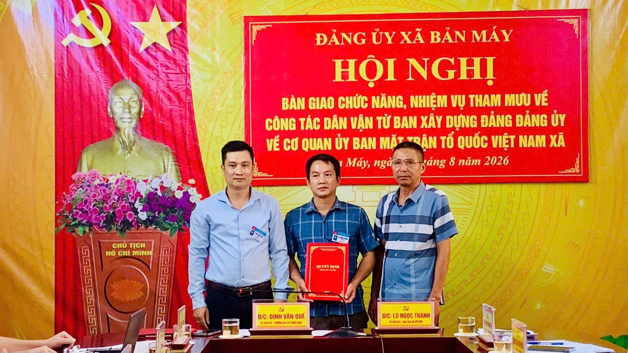 ĐẢNG ỦY XÃ BẢN MÁY BÀN GIAO NHIỆM VỤ THAM MƯU VỀ CÔNG TÁC DÂN VẬN
