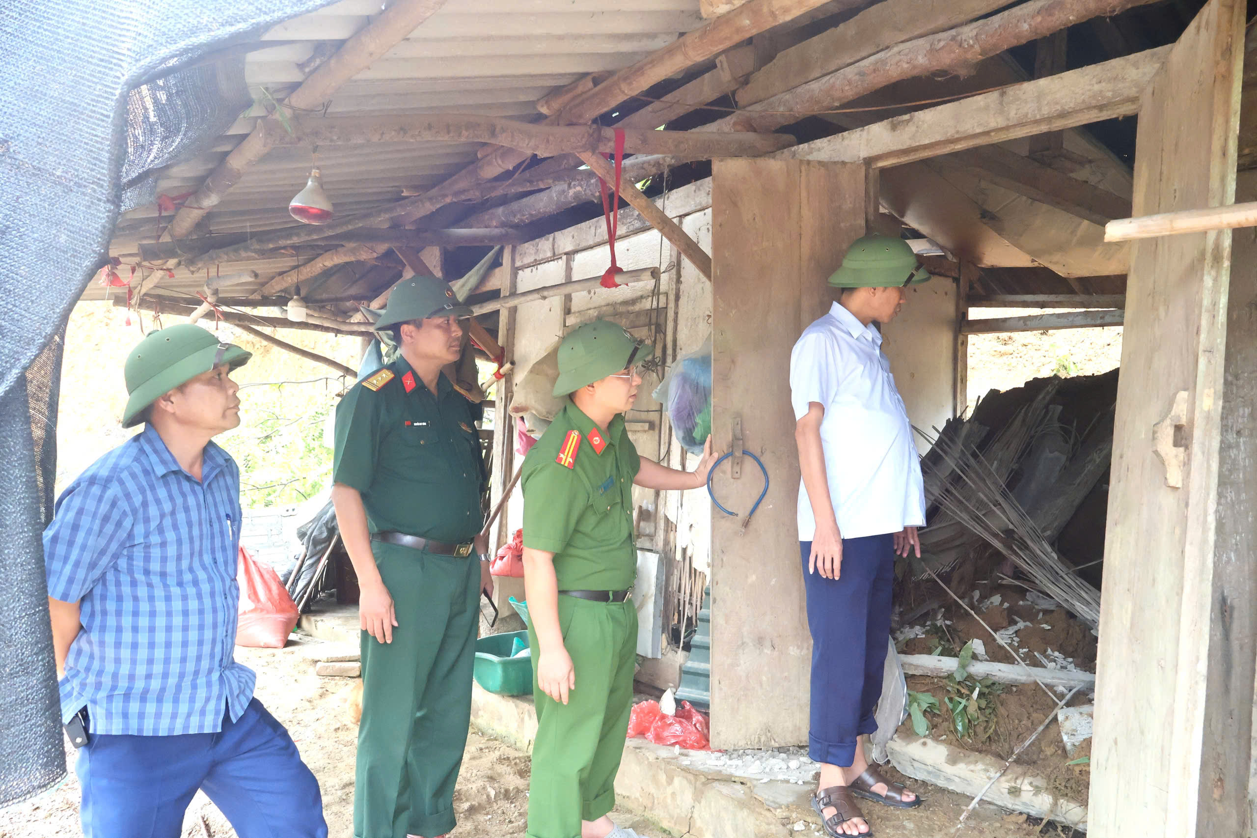  UBND xã Hùng Lợi kiểm tra tình hình mưa bão, chỉ đạo khắc phục thiệt hại do sạt lở đất