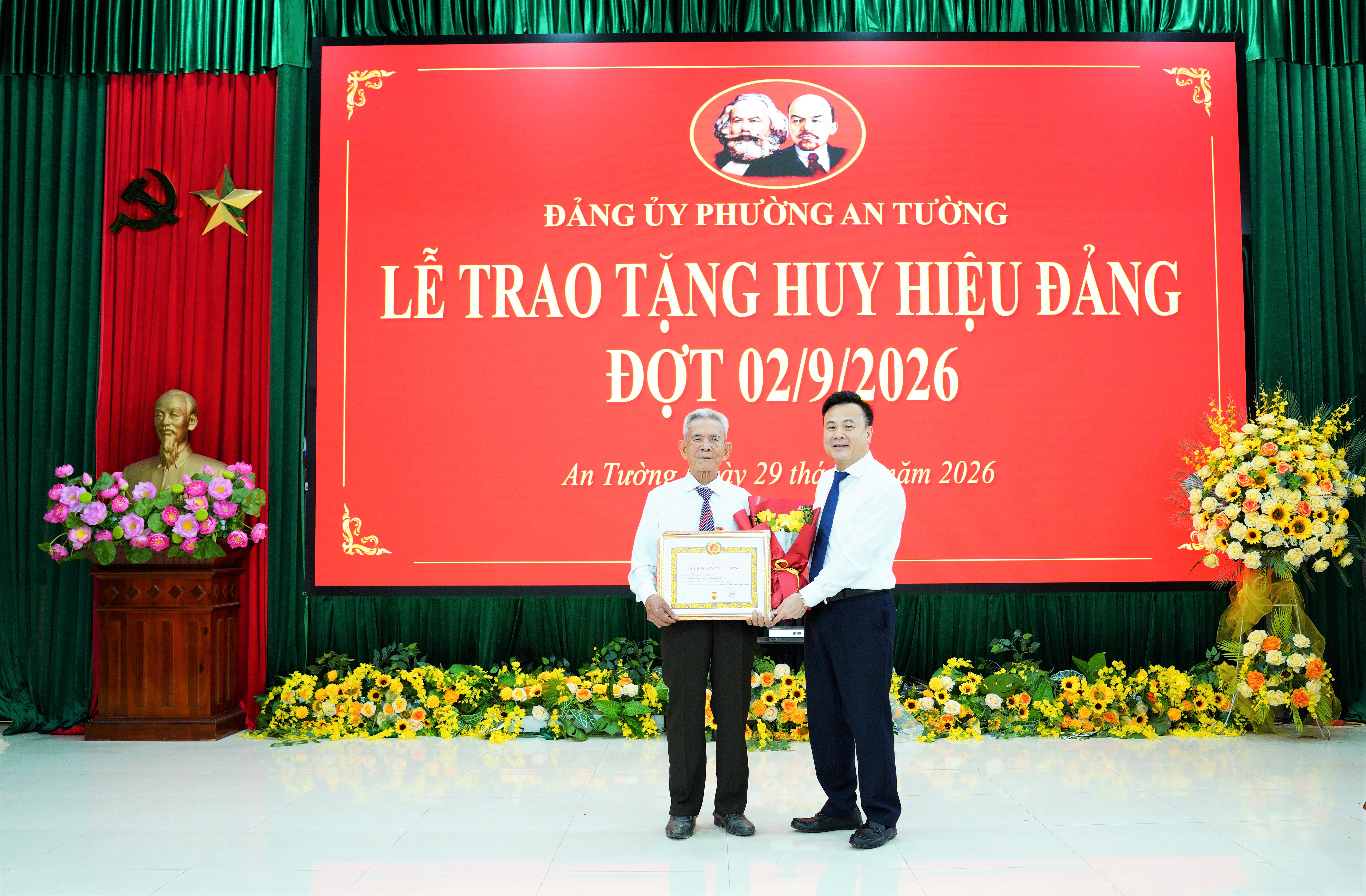 Phường An Tường long trọng tổ chức Lễ trao tặng Huy hiệu Đảng đợt 2/9