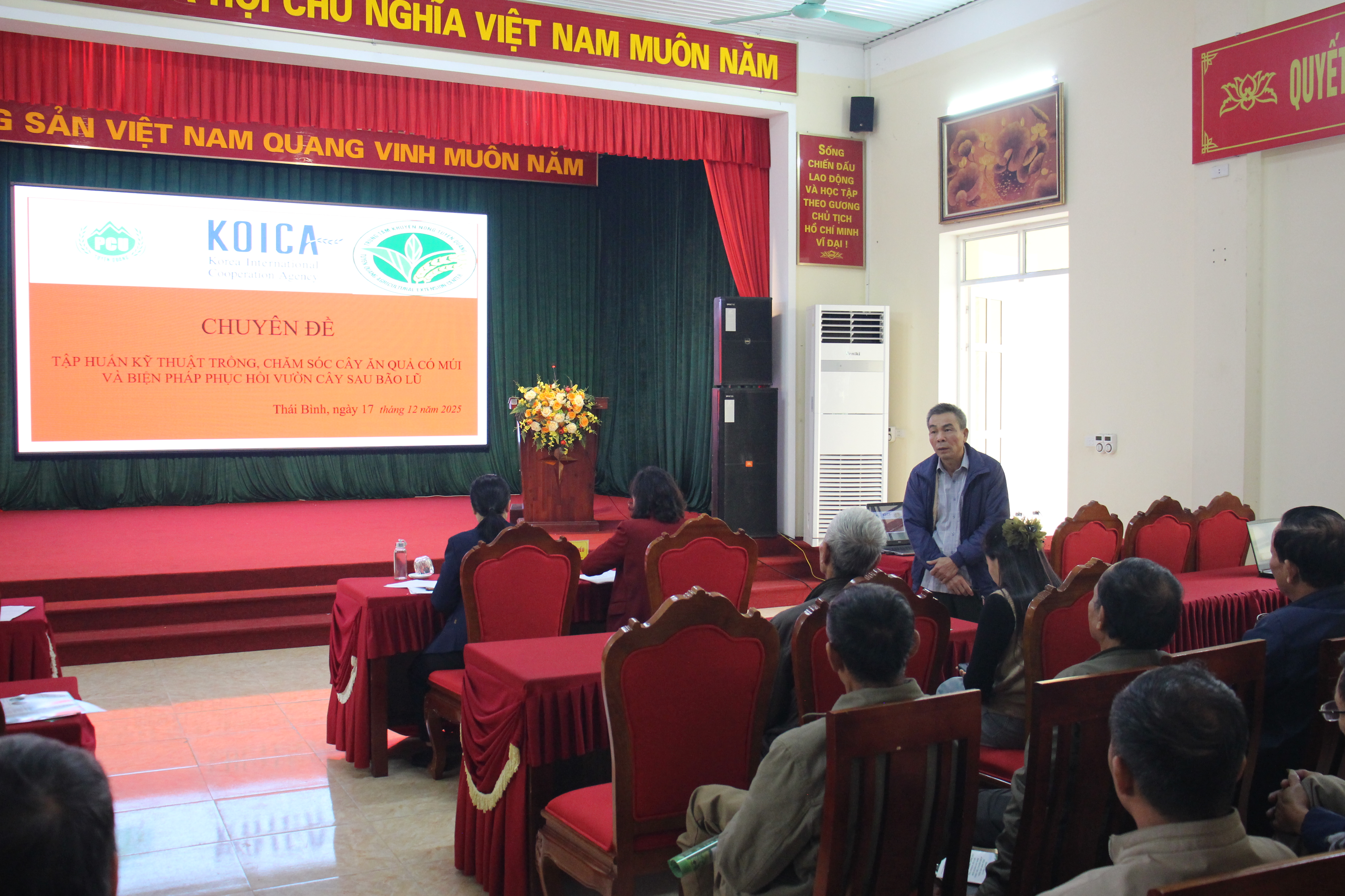 Tập huấn kỹ thuật và biện pháp phục hồi vườn cây sau bão lũ