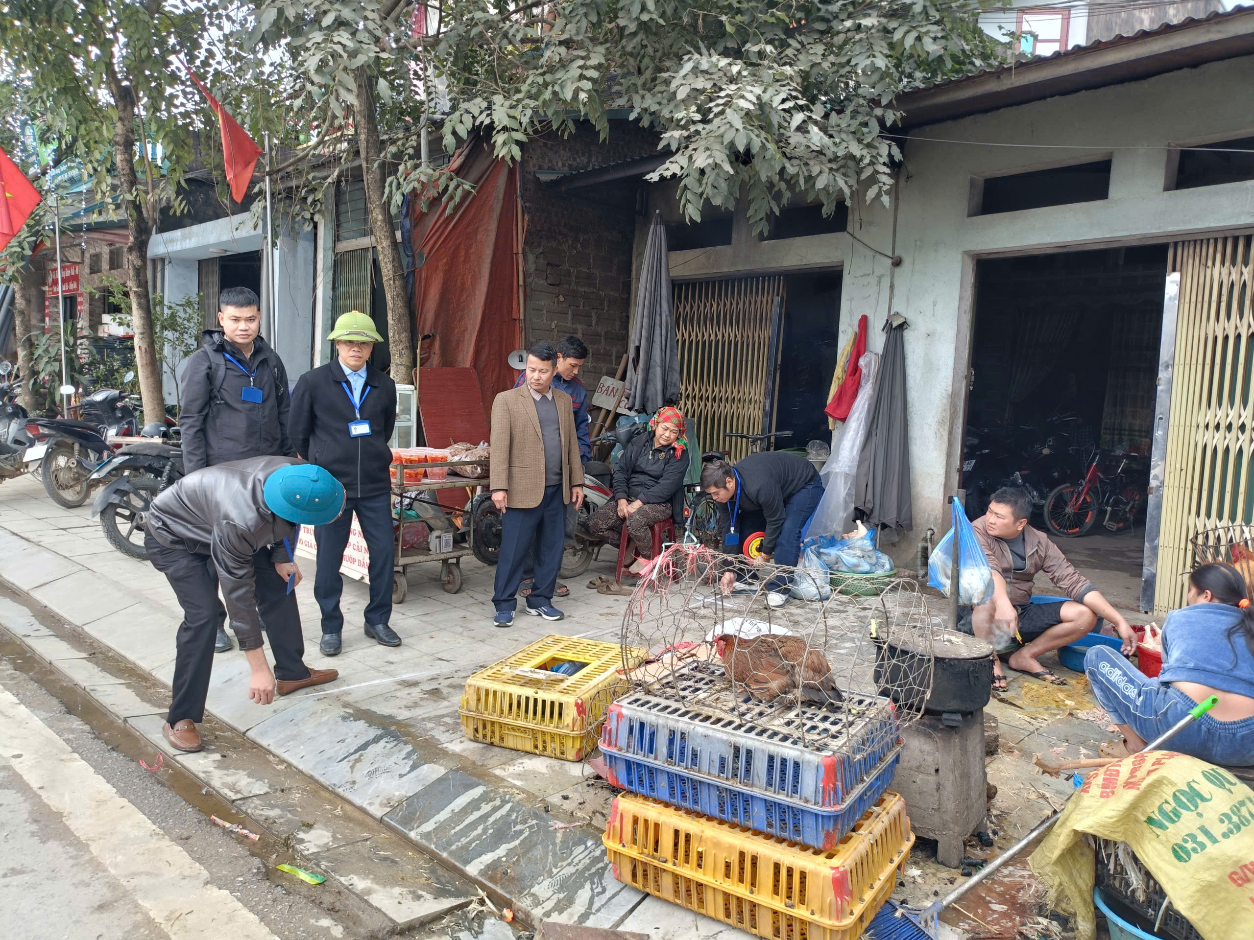 Tân Quang ra quân chấn chỉnh các hộ dân vi phạm lấn chiếm hành lang đường bộ