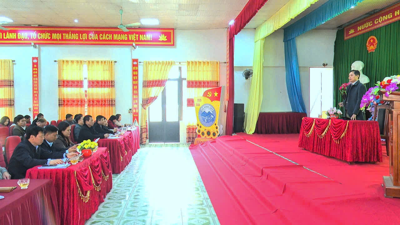 TỔ CÔNG TÁC SỐ 11 ỦY BAN BẦU CỬ TỈNH LÀM VIỆC TẠI XÃ MINH SƠN