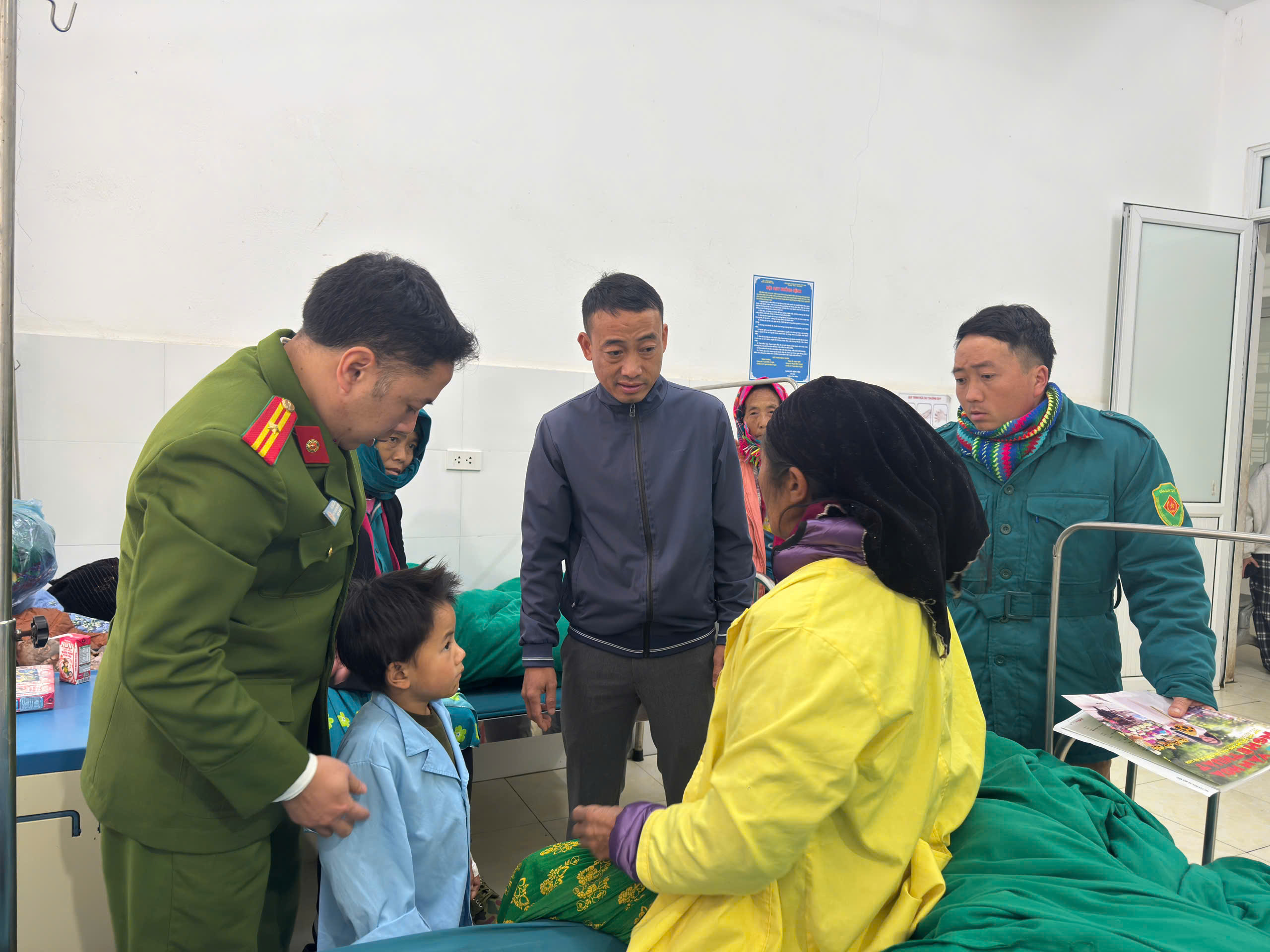 Lãnh đạo xã Mèo Vạc thăm, hỗ trợ cháu bé bị thương trong vụ tai nạn rơi xuống vực