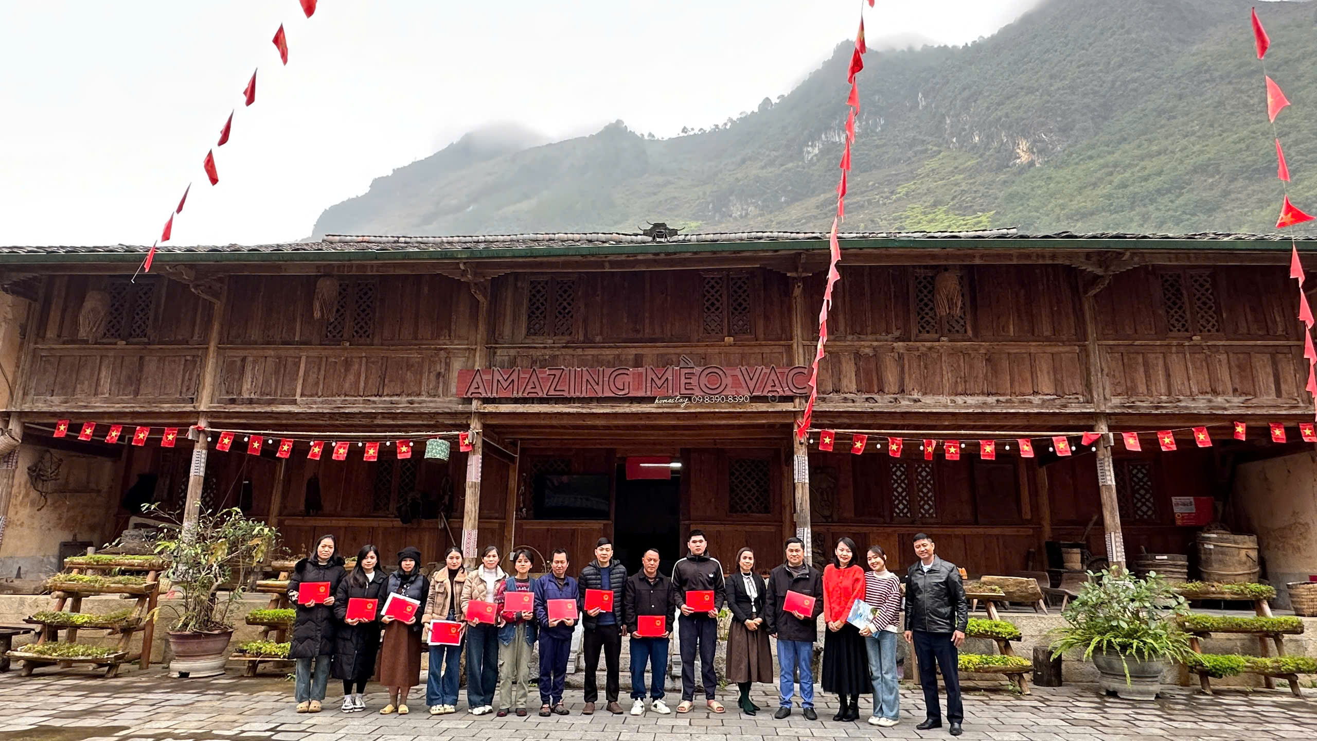 Bế giảng lớp tiếng Anh giao tiếp du lịch năm 2025 tại xã Mèo Vạc