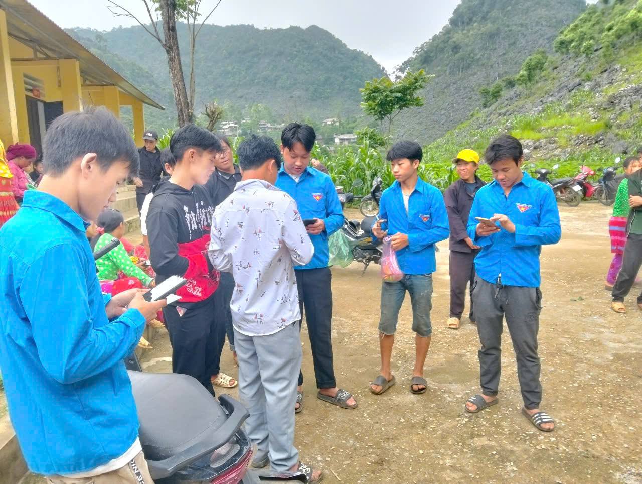 Lũng Pù hỗ trợ người dân góp ý sửa đổi Hiến pháp qua ứng dụng VNeID