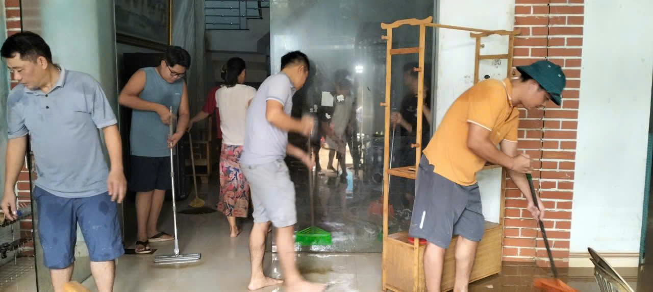 CÁN BỘ, GIÁO VIÊN VÀ HỌC SINH TRƯỜNG PTDTBT THCS MINH SƠN THAM GIA HỖ TRỢ KHẮC PHỤC HẬU QUẢ SAU NGẬP LỤT