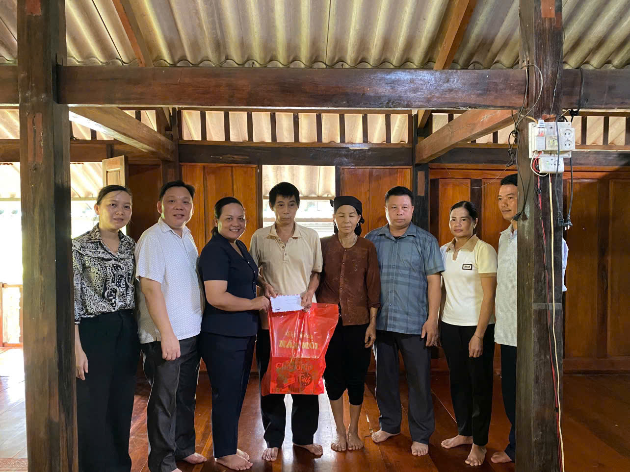 Xã Minh Sơn tổ chức các đoàn đến thăm hỏi, động viên và tặng quà các gia đình thương binh, liệt sỹ trên địa bàn