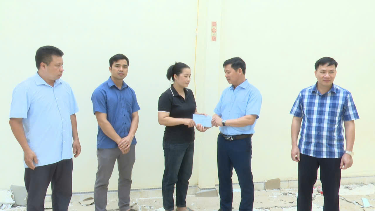 Chủ tịch UBND huyệnBắc Mê thăm hỏi động viên và trao số tiền hỗ trợ làm lại nhà ở cho gia đình khó khăn trong giải tỏa mặt bằng tỉnh lộ 176