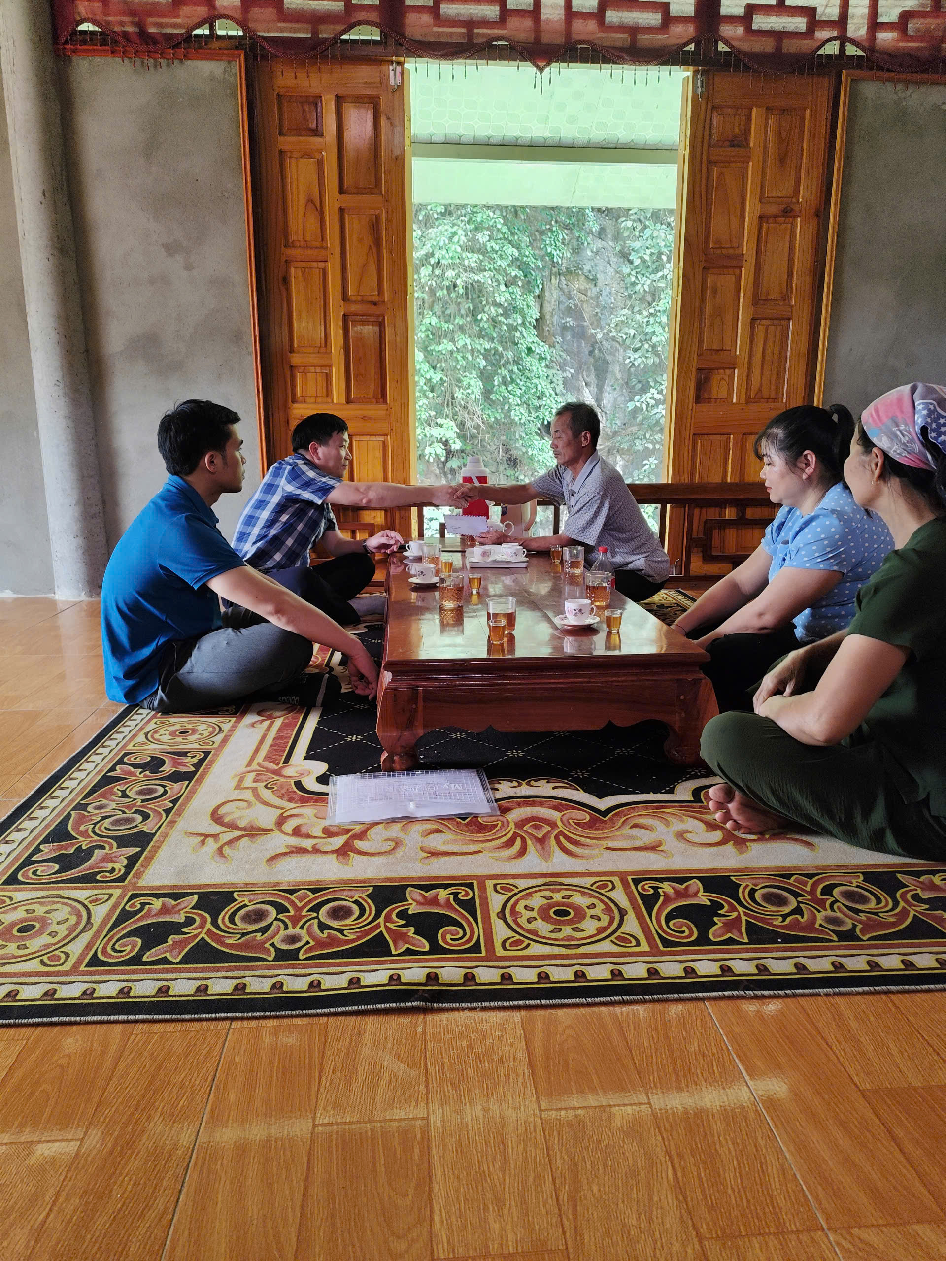 Lãnh đạo xã Minh Sơn thăm và tặng quà các hộ gia đình có công với cách mạng