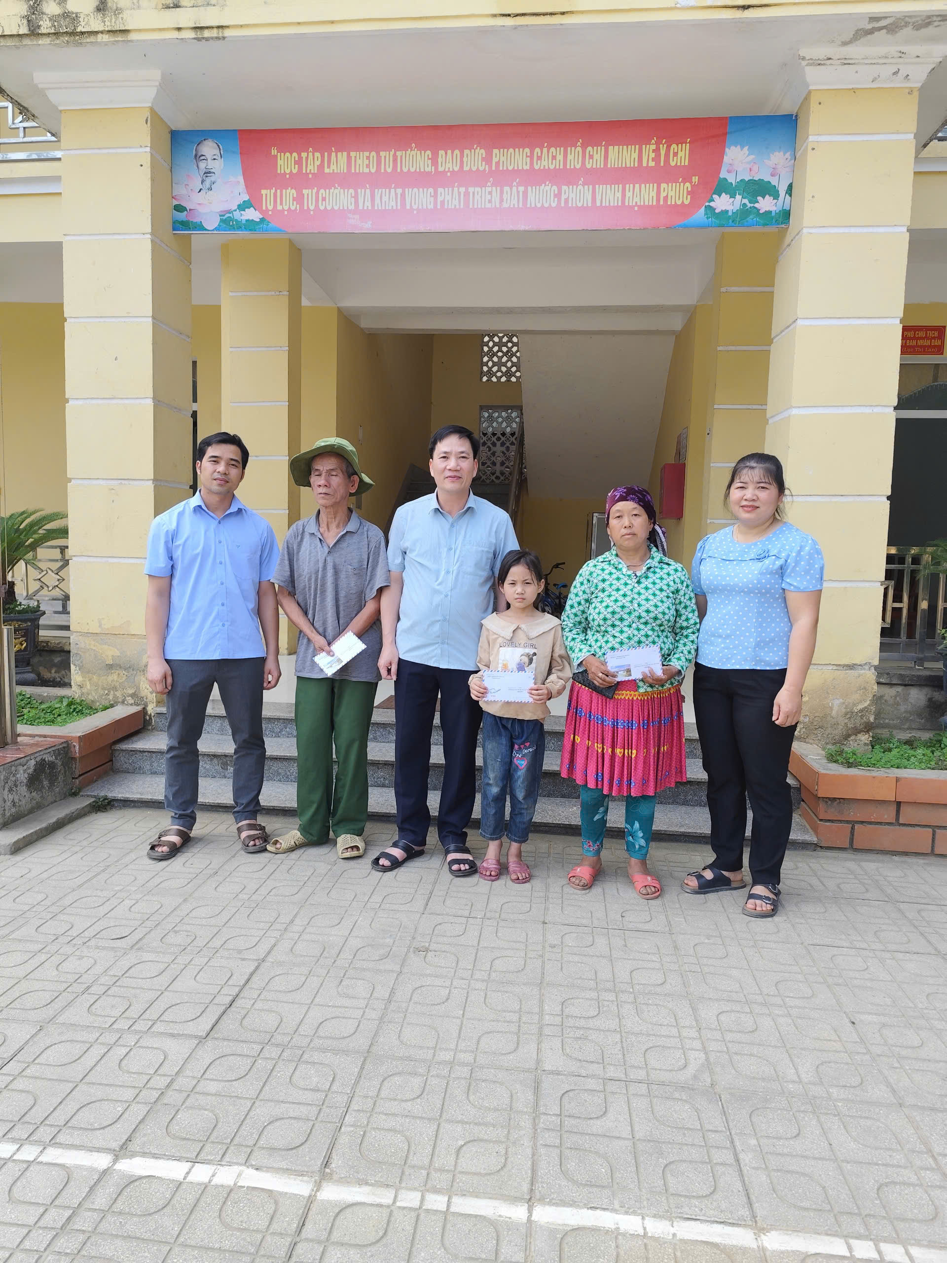 Lãnh đạo xã Minh Sơn thăm hỏi, tặng quà cho các hộ người khuyết tật