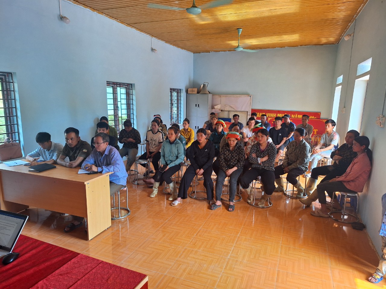 Các thôn trên địa bàn xã Minh Sơn tổ chức tiếp xúc cử tri, lồng ghép hướng dẫn kích hoạt mã số định danh điện tử mức độ 2 và hướng dân người dân thực hiện chuyển đổi số