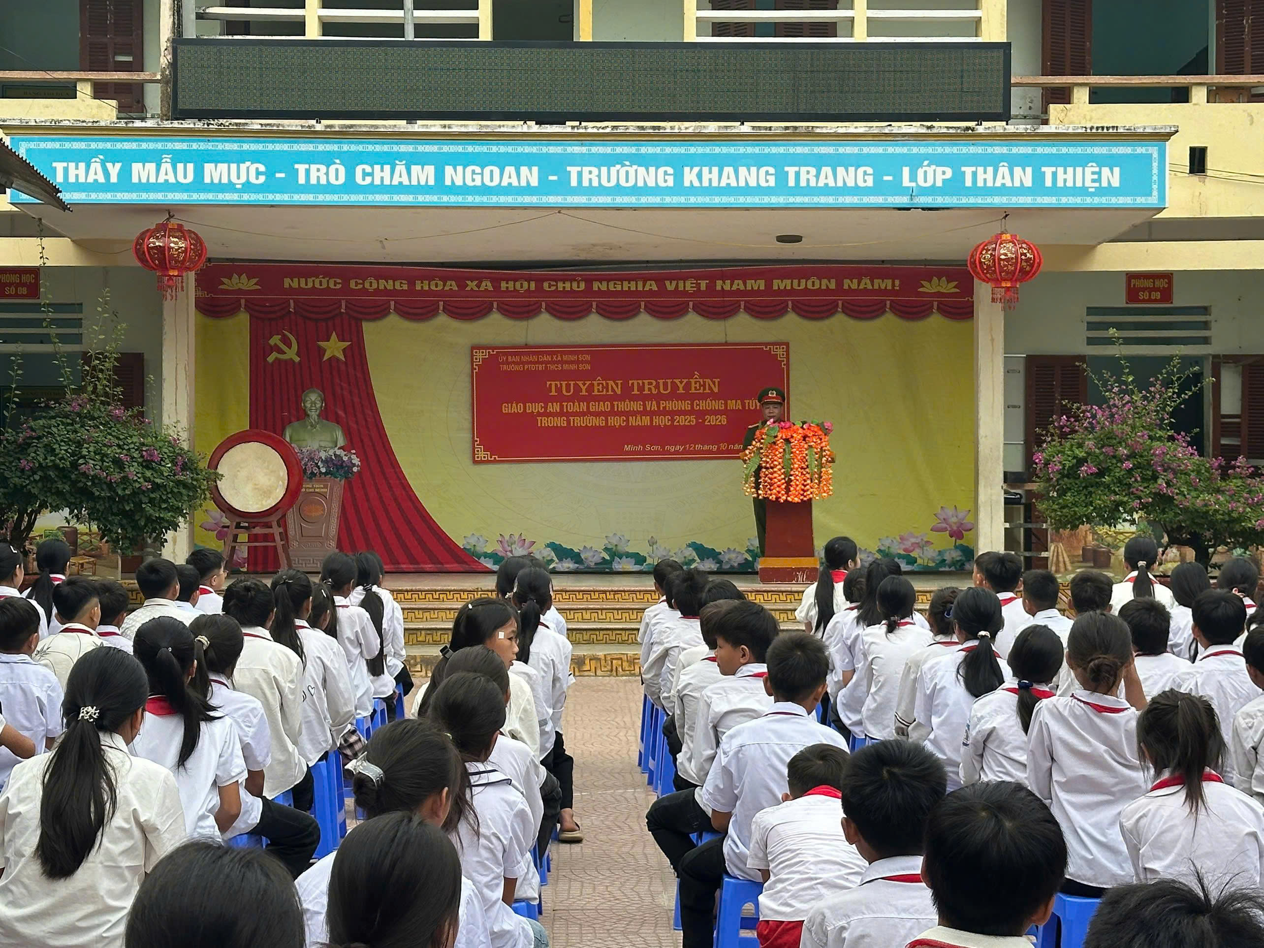 TRƯỜNG PTDTBT THCS MINH SƠN PHỐI HỢP CÔNG AN XÃ MINH SƠN TỔ CHỨC TUYÊN TRUYỀN GIÁO DỤC AN TOÀN GIAO THÔNG, PHÒNG CHỐNG MA TÚY TRONG TRƯỜNG HỌC