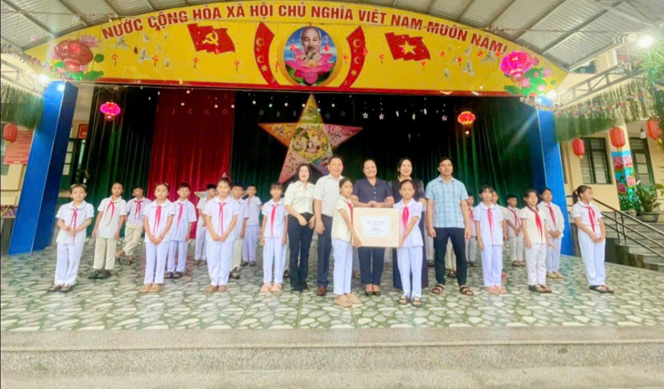 Trường PTDTBT TH Minh Sơn tổ chức trung thu cho các e học sinh