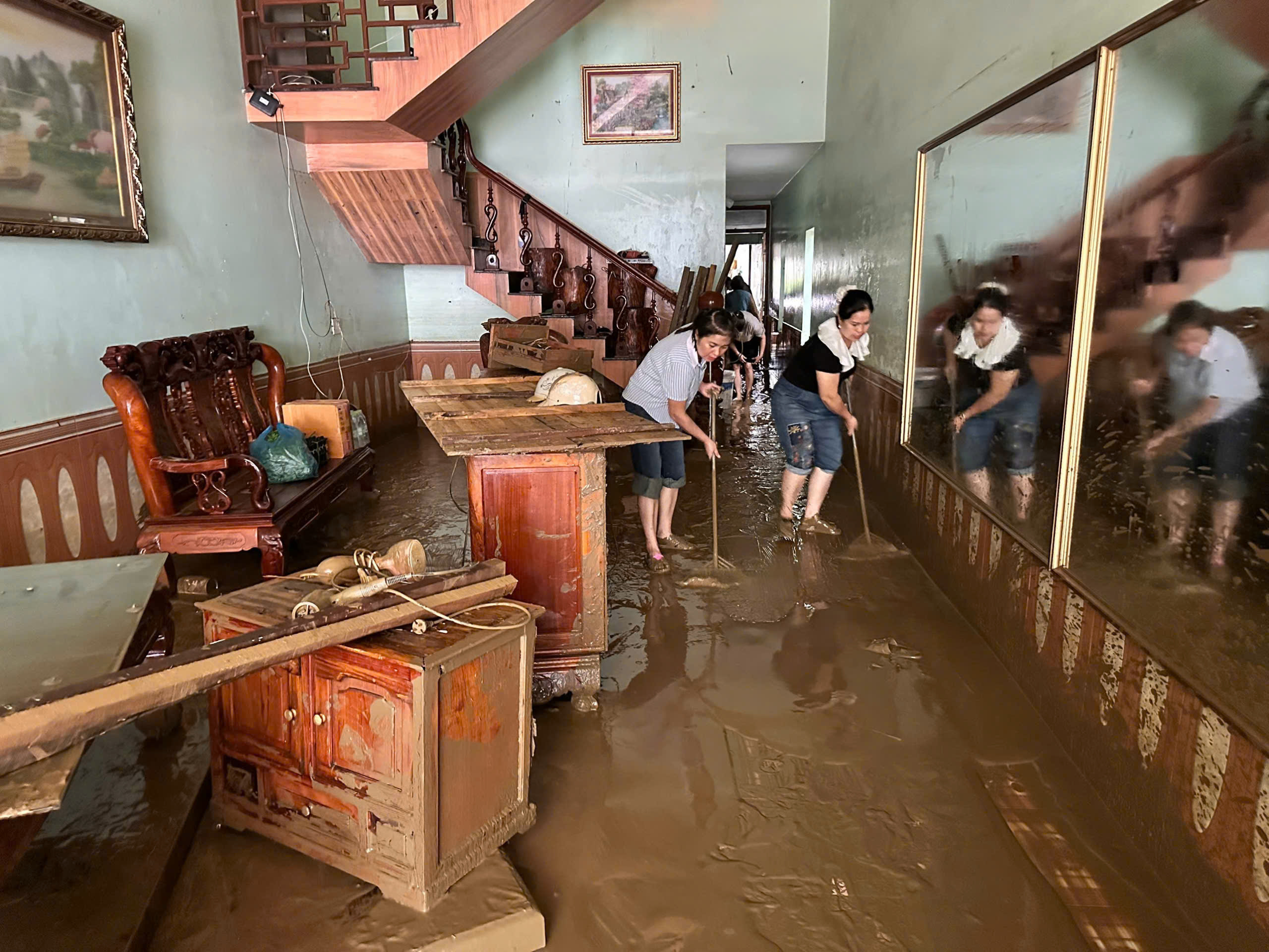 Trường mầm non Minh Sơn hỗ trợ các hộ cán bộ, giáo viên nhà trường khắc phục lũ