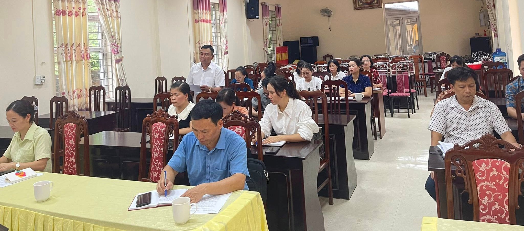 ĐẢNG ỦY XÃ LÀM VIỆC VỚI CHI BỘ CÁC TRƯỜNG HỌC VÀ TRẠM Y TẾ