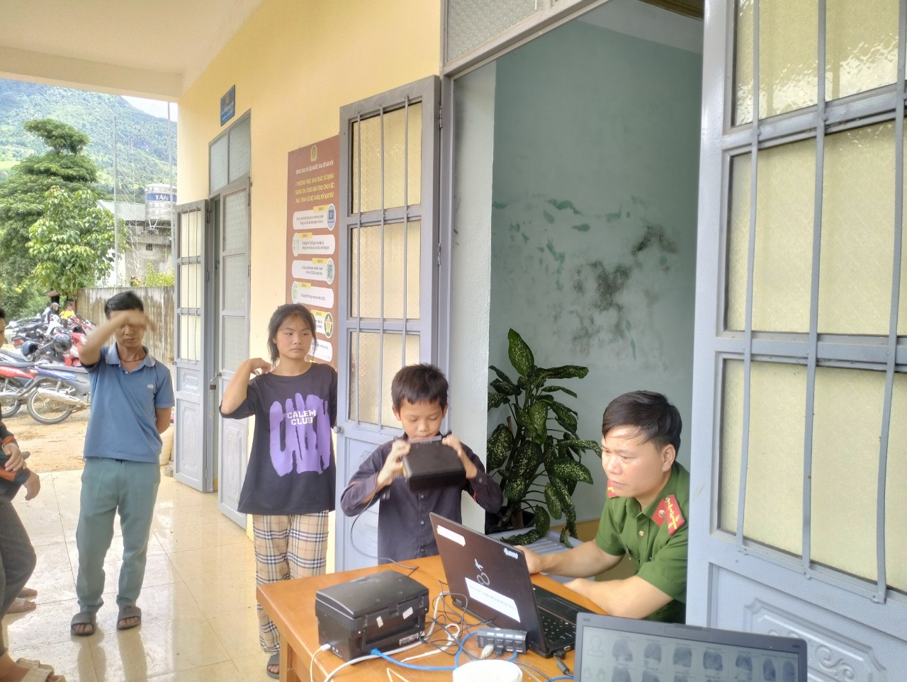 Công an huyện Xín Mần tổ chức thu thập thông tin cấp căn cước công dân cho trẻ em dưới 14 tuổi tại xã Nấm Dẩn