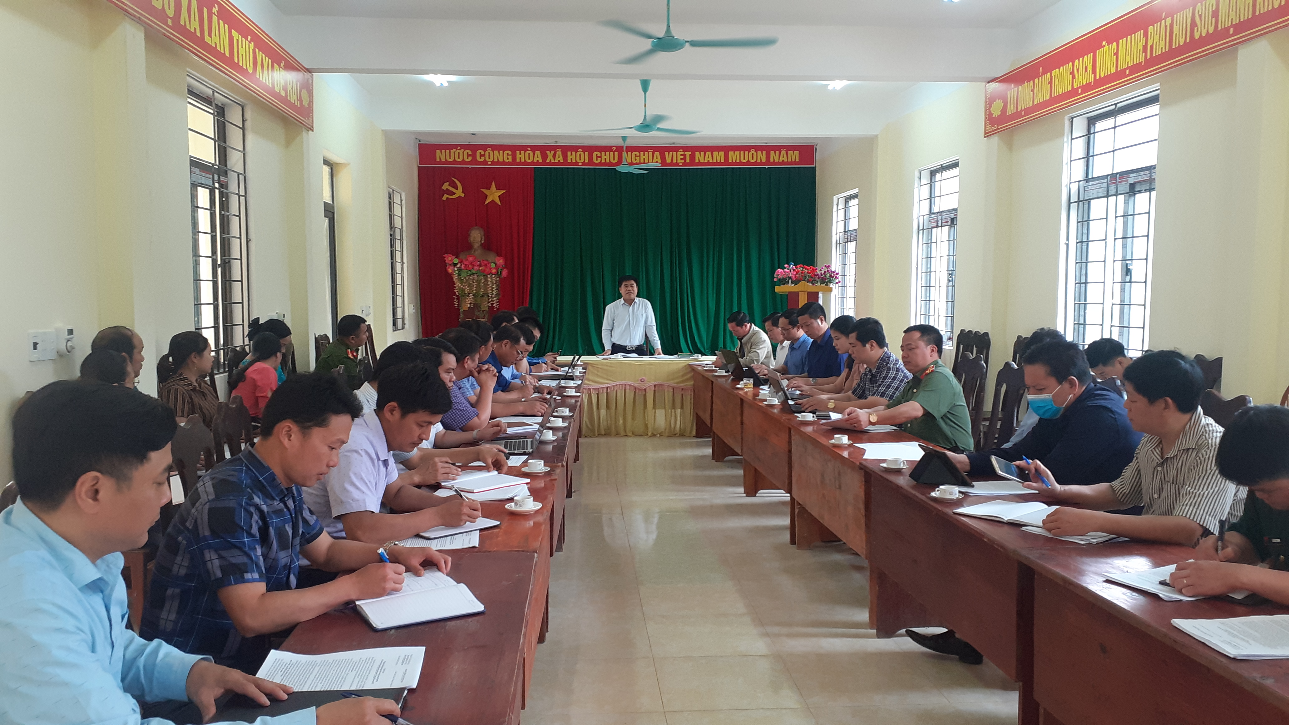 Đồng chí Đỗ Tấn Sơn – Chánh văn phòng nông thôn mới của tỉnh kiểm tra tiến độ xây dựng NTM xã Nậm Dịch.