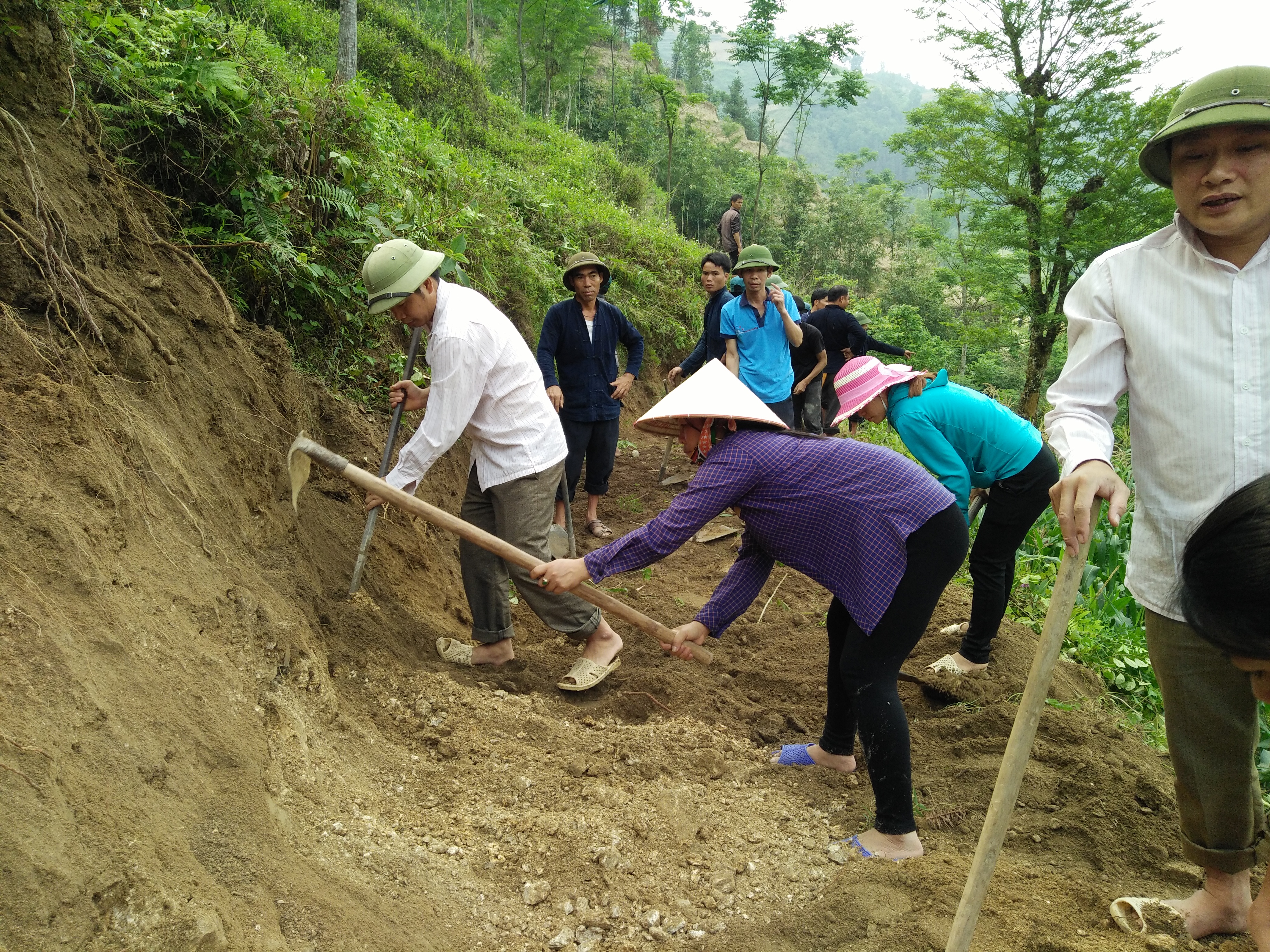 Xã Nậm Dịch phát phong trào nâng cấp, mở mới đường giao thông nông thôn lập thành tích chào kỷ niệm 70 năm ngày thành lập Đảng bộ huyện, và 70 ngày truyền thống lực lượng vũ trang huyện Hoàng Su Phi.