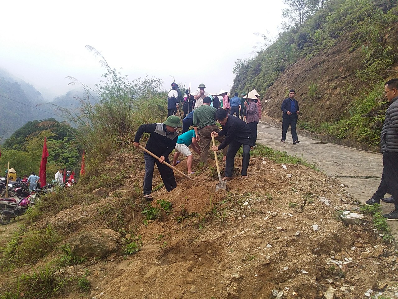 Xã Nậm Dịch tổ chức hoạt động ngày cuối tuần hướng về nông thôn mới và nhà ở