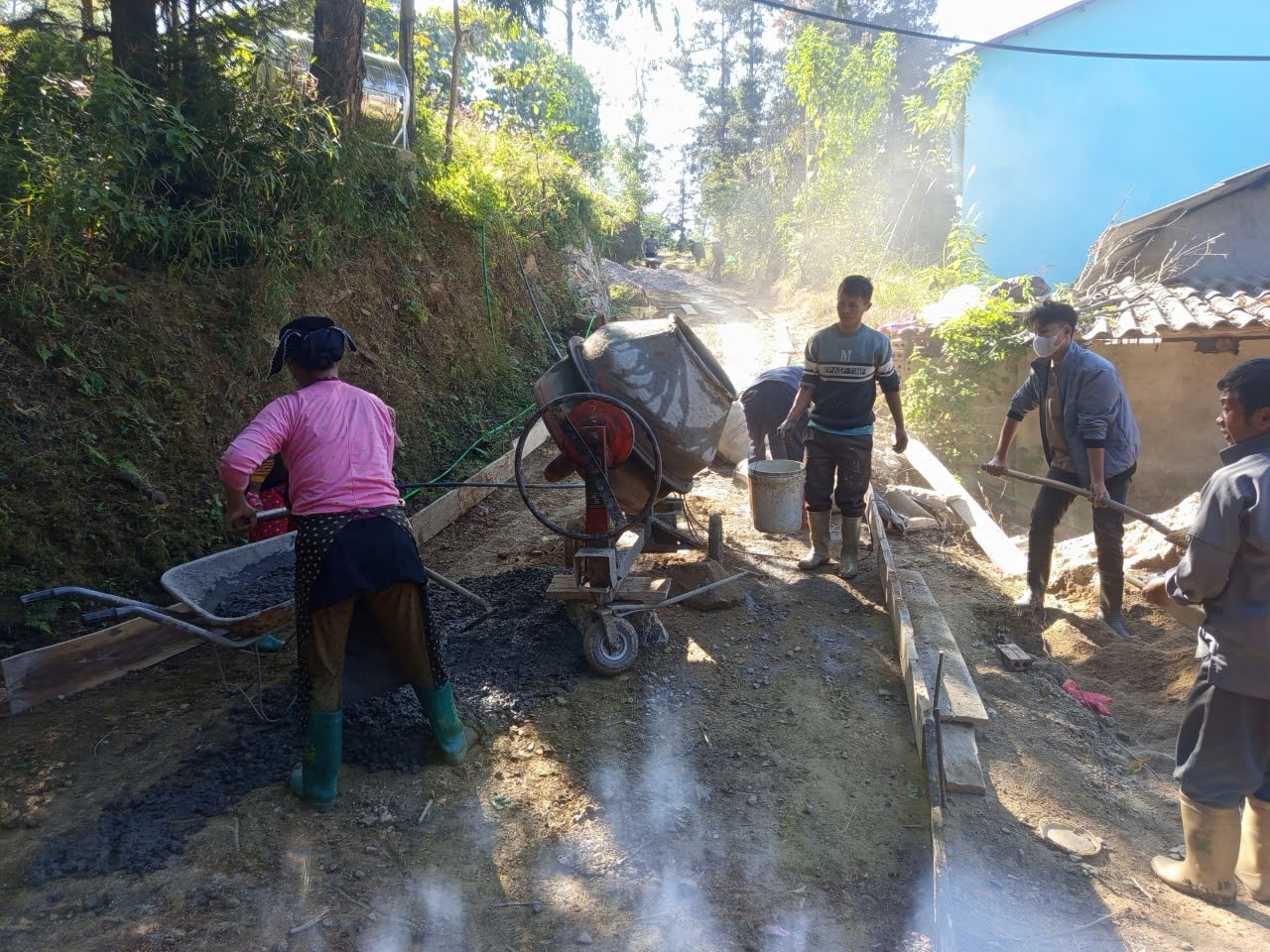 Nhân dân thôn Xín Cái tập chung làm đường dân sinh và đường nội đồng