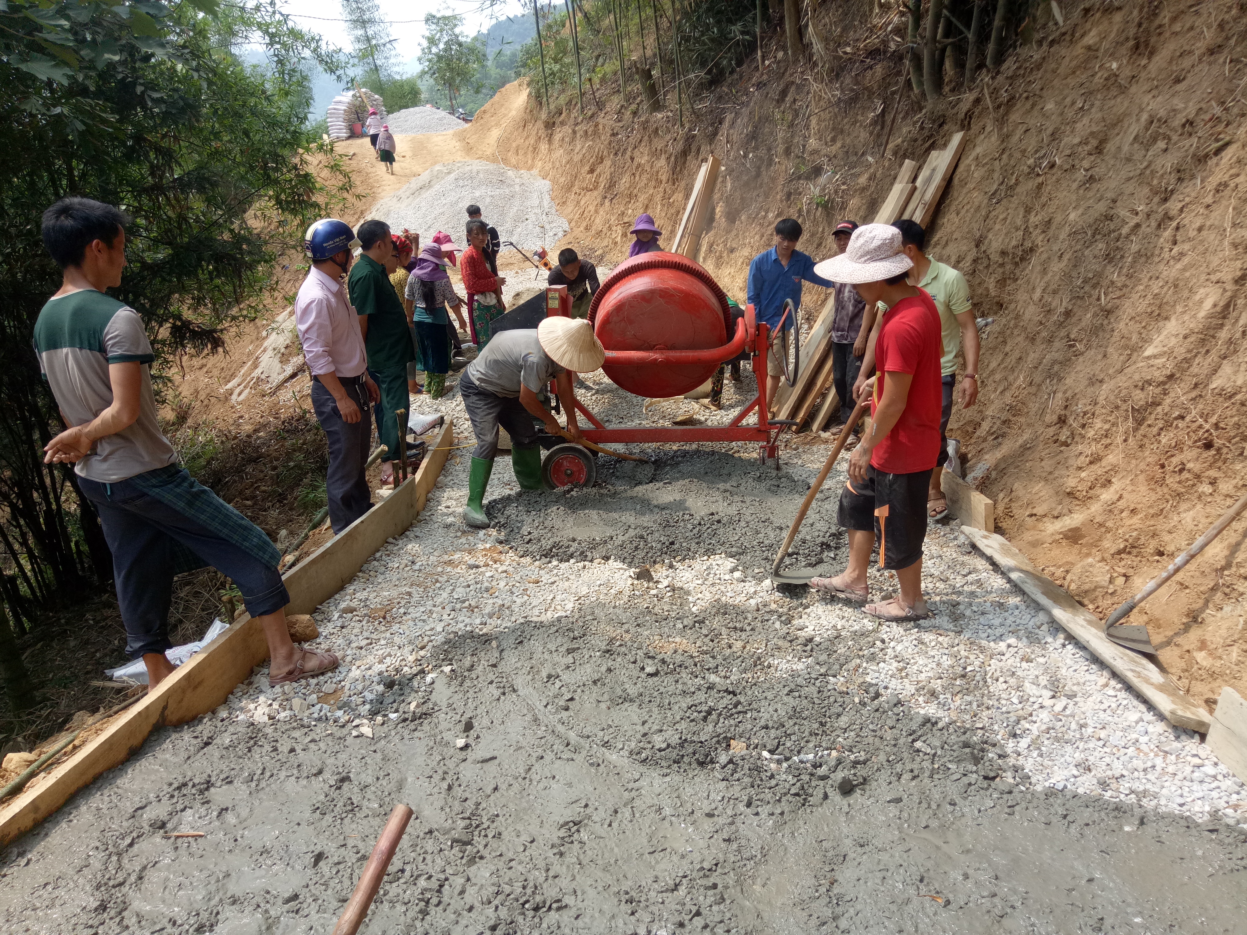 Thôn Ma Sào Phố khởi công làm đường bê tông Nông thôn mới