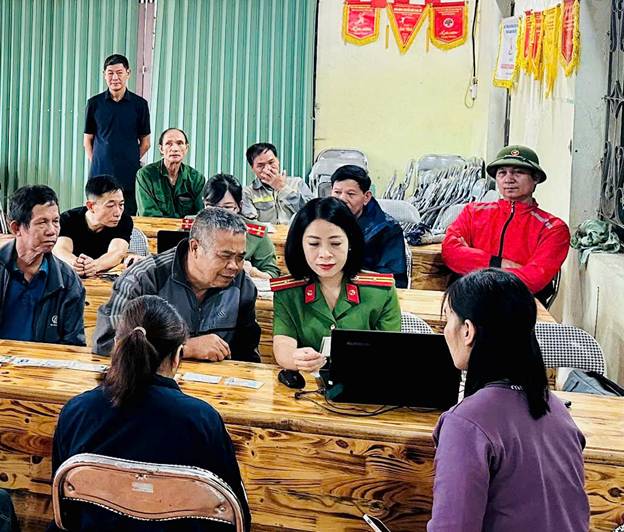 Công an xã Ngọc Đường thực hiện làm sạch dữ liệu đăng ký phương tiện và giấy phép lái xe