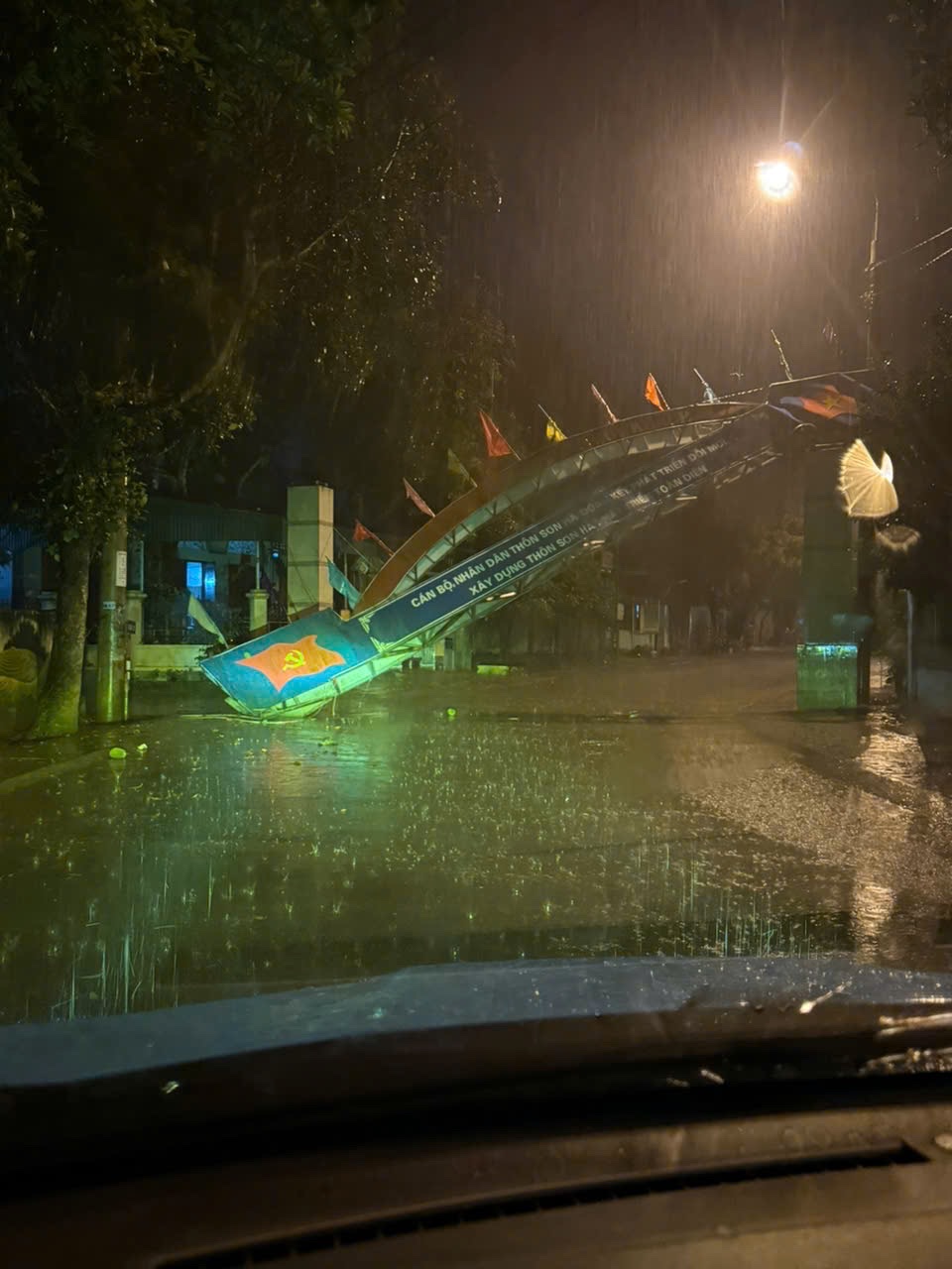 Sập cổng chào thôn Sơn Hà sau va quệt giao thông