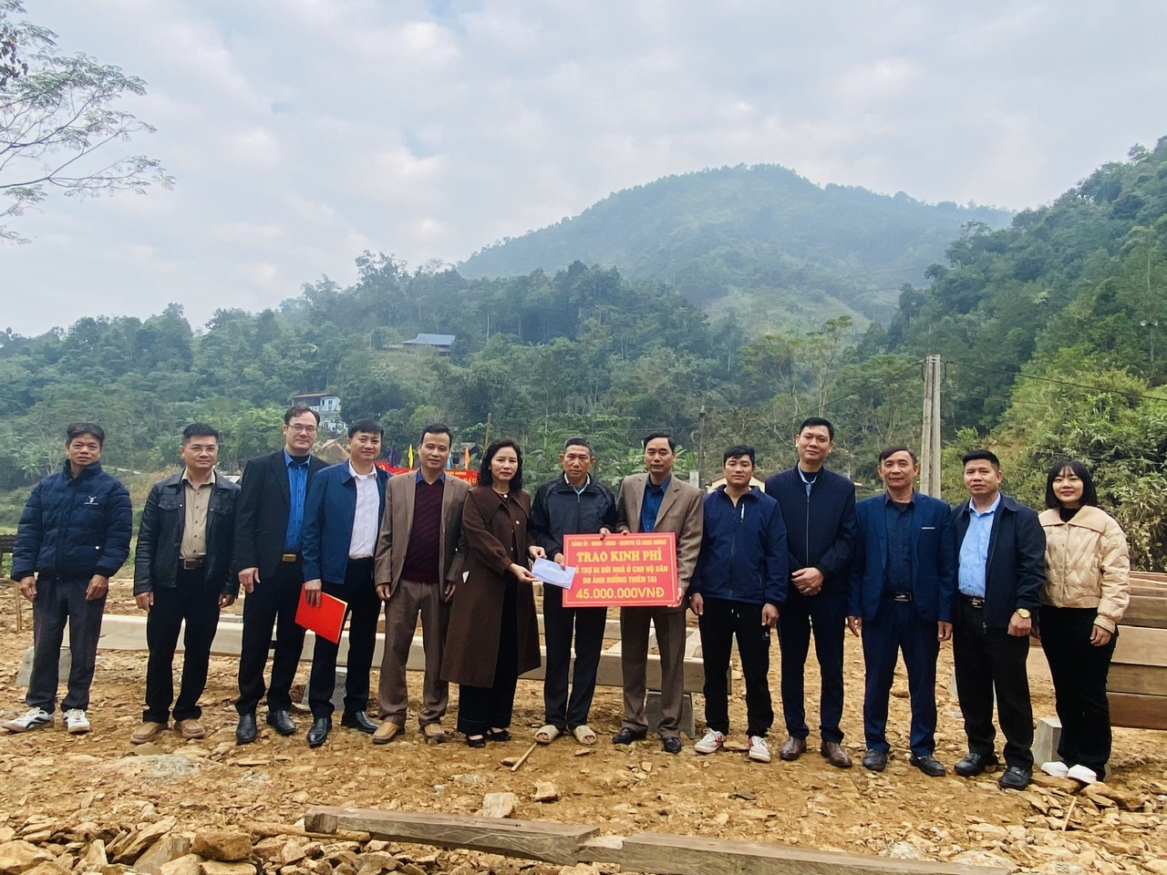 Trao kinh phí hỗ trợ di dời nhà có nguy cơ sạt lở tại thôn Nà Báu