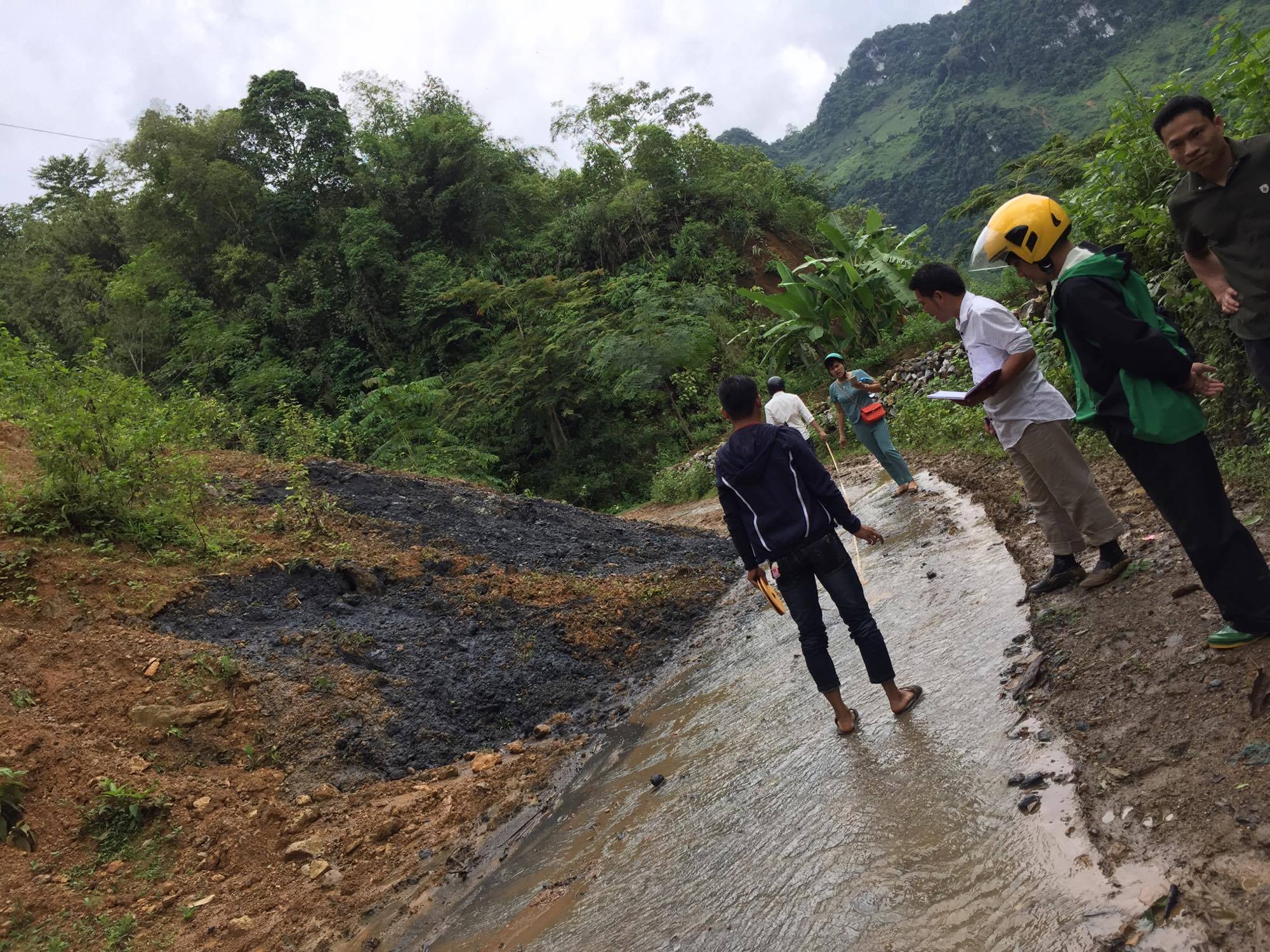 Chủ tịch UBND xã Ngọc Long (Nguyễn Thăng Kiêm) cùng cán bộ các phòng ban liên quan của huyện Yên Minh kiểm tra, đo đạc khu vực đường giao thông sạt lở