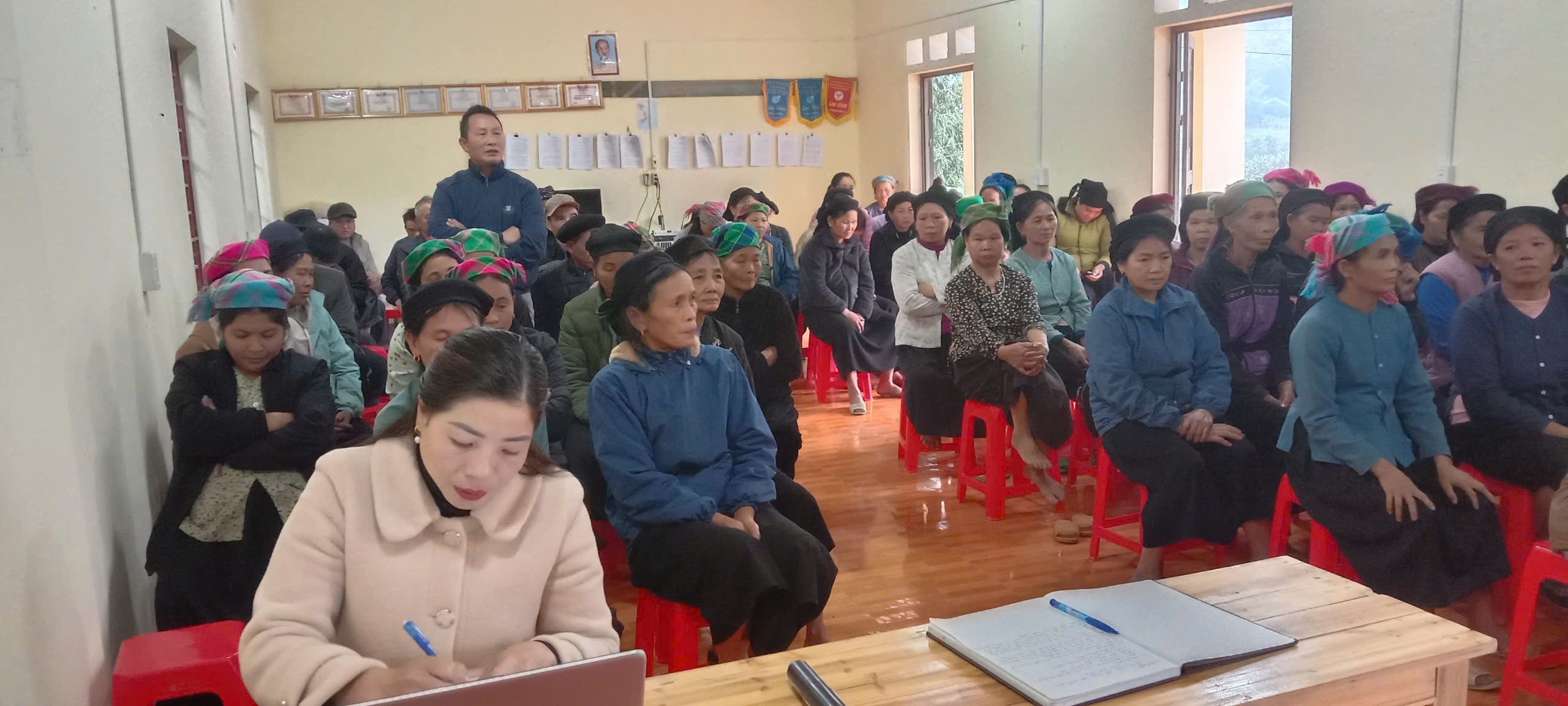 CHỦ TỊCH UBND XÃ ĐỐI THOẠI VỚI NHÂN DÂN THÔN BẢN TỒNG