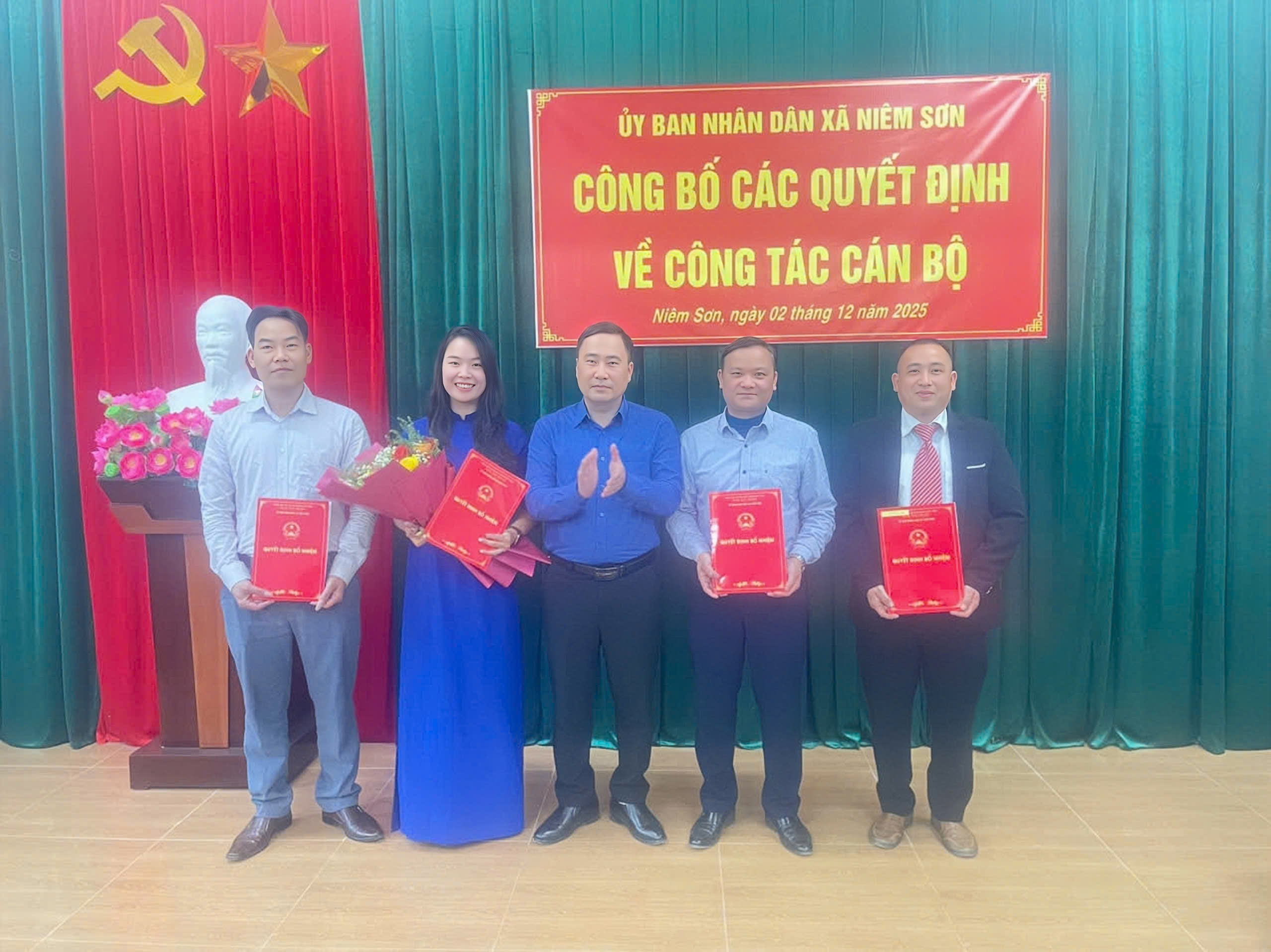 Công bố Quyết định thành lập Trung tâm Dịch vụ công và các quyết định về công tác cán bộ Trung tâm Dịch vụ công xã Niêm Sơn