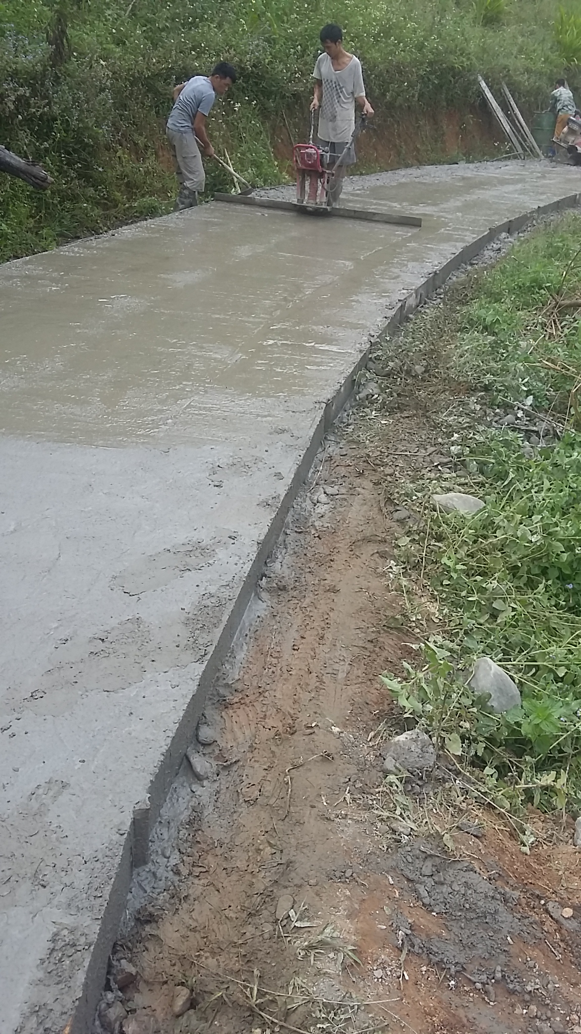 ĐẨY NHANH TIÊN ĐỘ ĐƯỜNG BÊ TÔNG NÔNG THÔN XÃ NIÊM SƠN