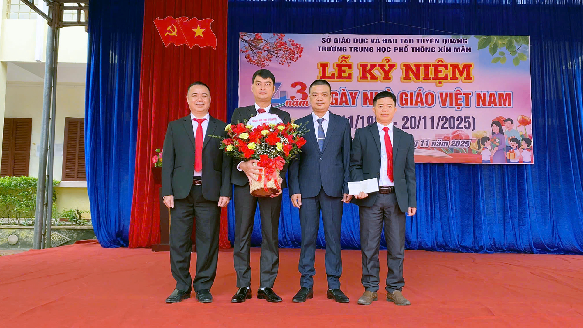 Đồng chí Dương Việt Hùng, Chủ tịch UBND xã dự kỷ niệm 43 năm Ngày Nhà giáo Việt Nam (20/11/1982 – 20/11/2025)