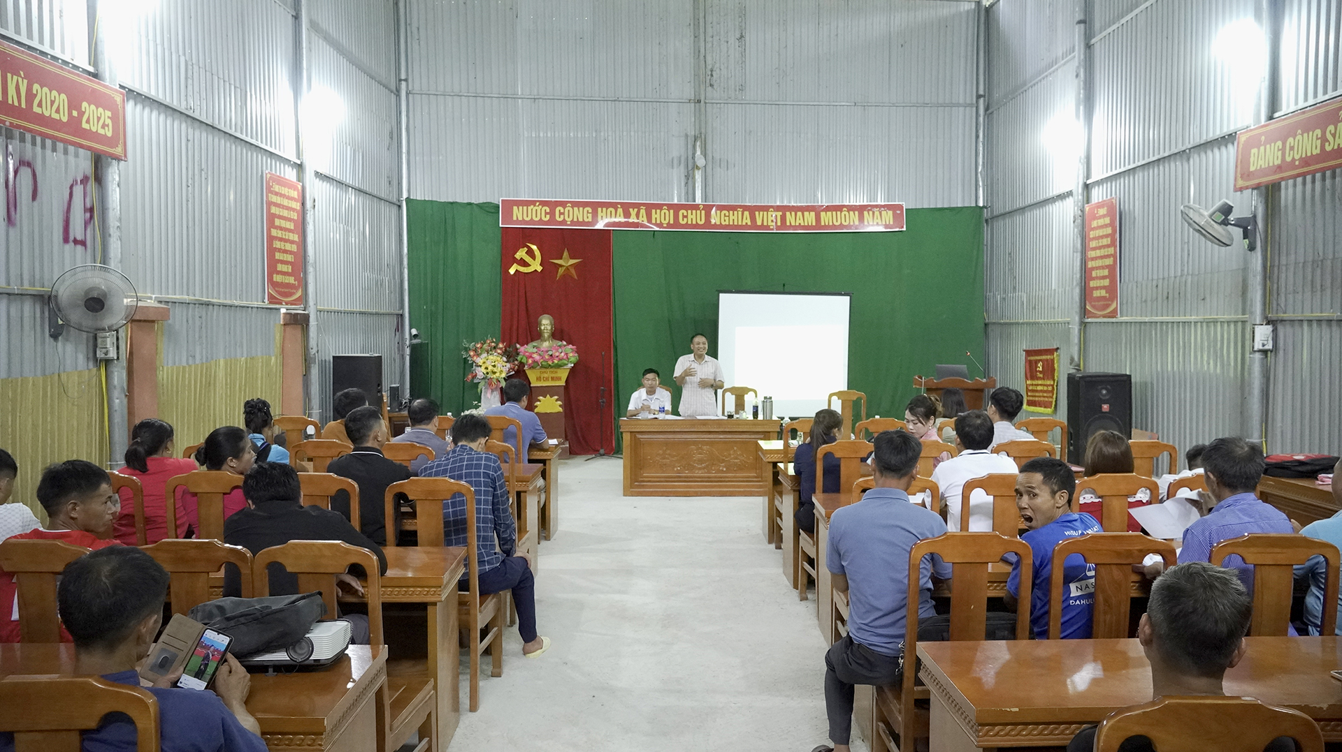 Hội nghị chia sẻ kết quả công trình vi mô dựa vào cộng đồng trong bối cảnh thích nghi với biến đổi khí hậu