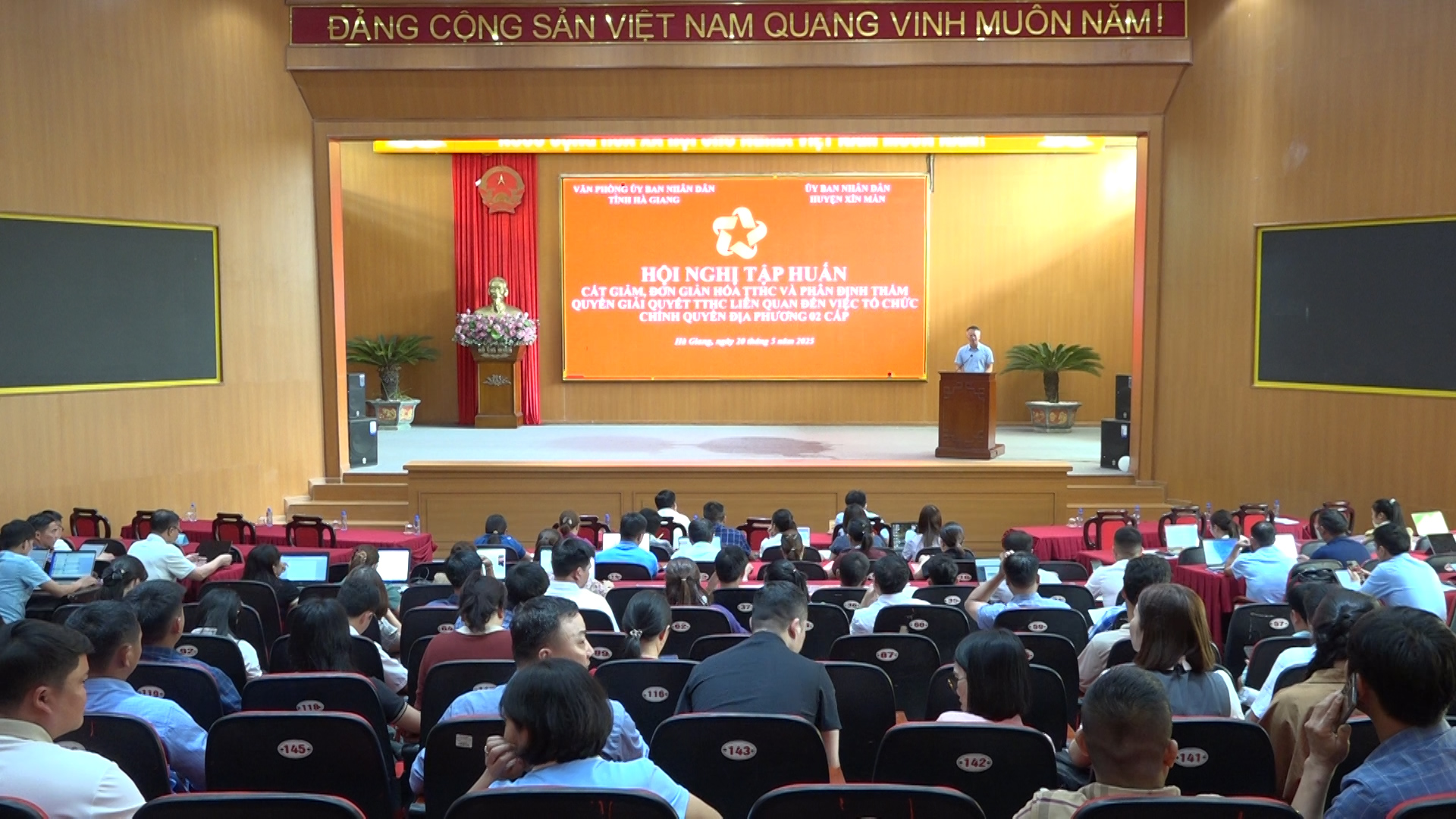 Hội nghị tập huấn cắt giảm, đơn giản hóa TTHC liên quan đến việc tổ chức chính quyền địa phương 2 cấp tại huyện Xín Mần