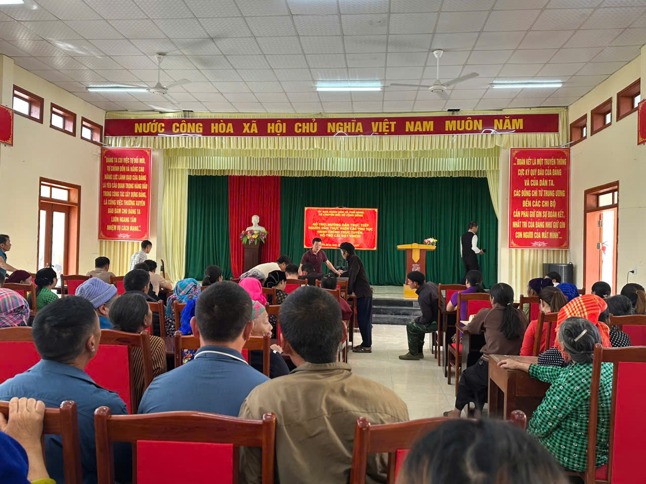 TỔ CHUYỂN ĐỔI SỐ CỘNG ĐỒNG XÃ PHỐ BẢNG HỖ TRỢ HƯỚNG DẪN TRỰC TIẾP NGƯỜI DÂN THỰC HIỆN CÁC THỦ TỤC HÀNH CHÍNH TRỰC TUYẾN.