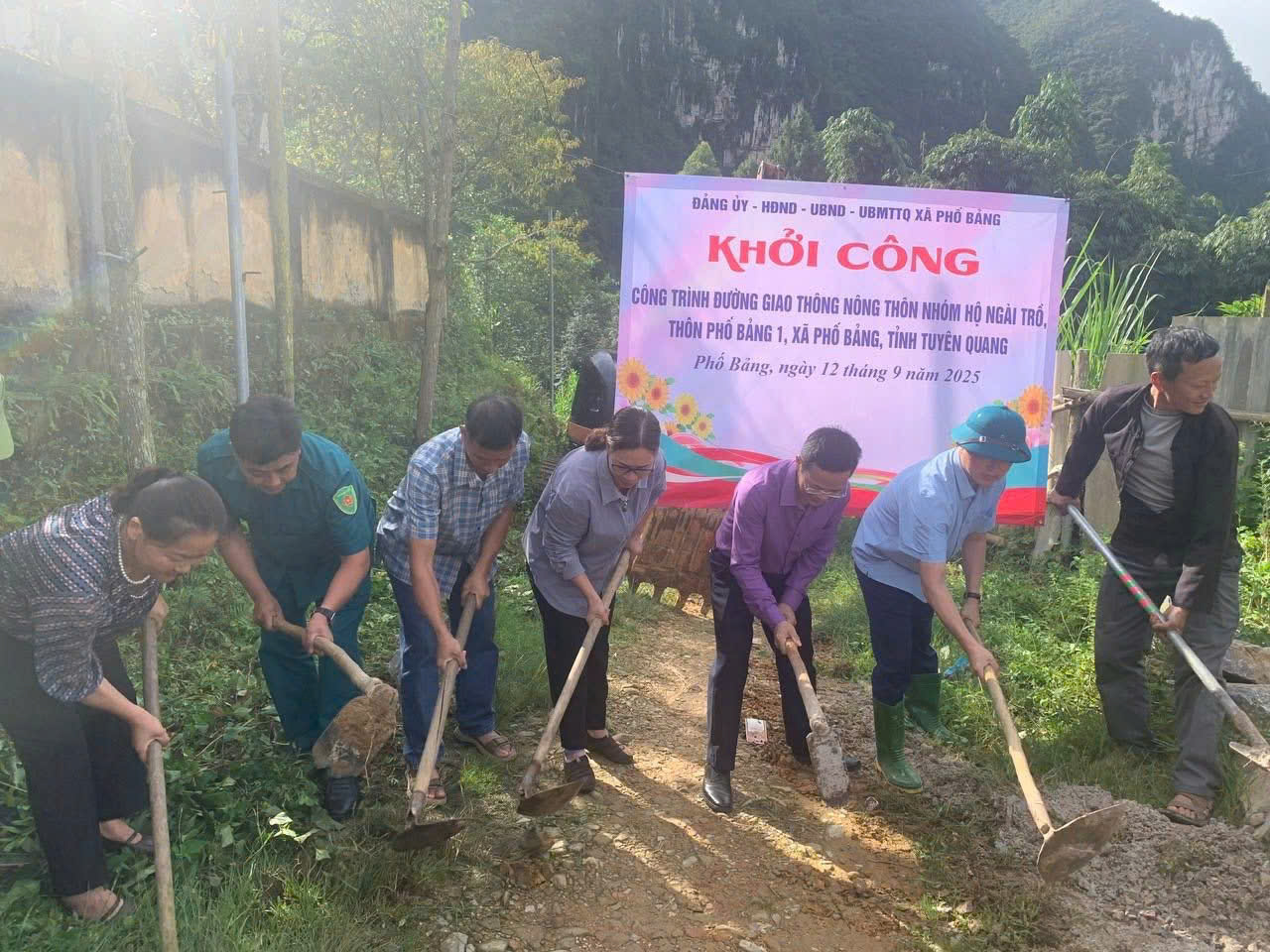 XÃ PHỐ BẢNG KHỞI CÔNG CÔNG TRÌNH GIAO THÔNG NHÓM HỘ NGÀI TRỒ, THÔN PHỐ BẢNG I