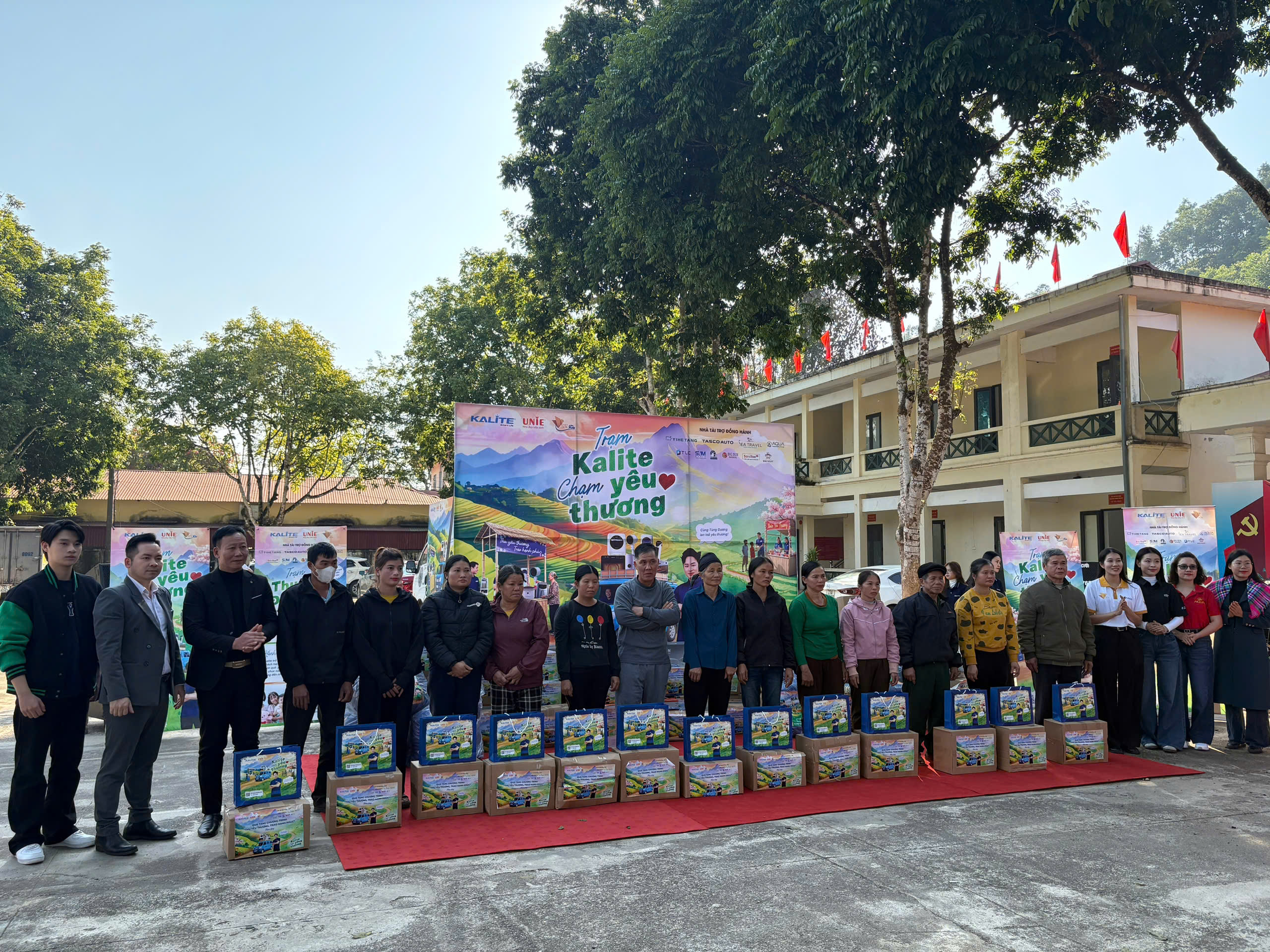 CHƯƠNG TRÌNH “CHUYẾN XE TỬ TẾ” TRAO 125 SUẤT QUÀ CHO CÁC HỘ KHÓ KHĂN XÃ PHÚ LINH